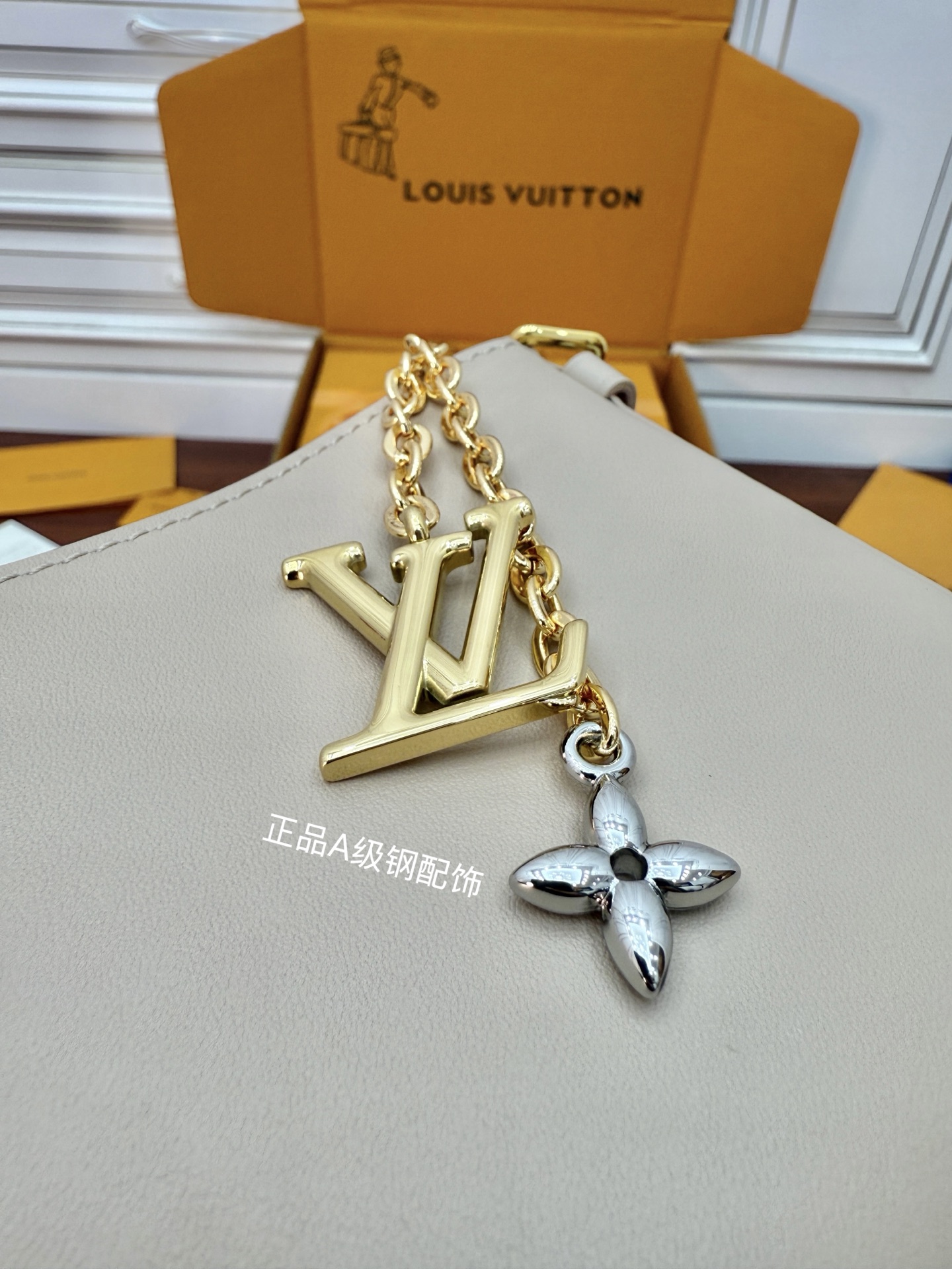 Louis Vuitton M25784 Imported Leather Shoulder Bag - Elegant & Chic 4 i1756782017989 9134 0 2