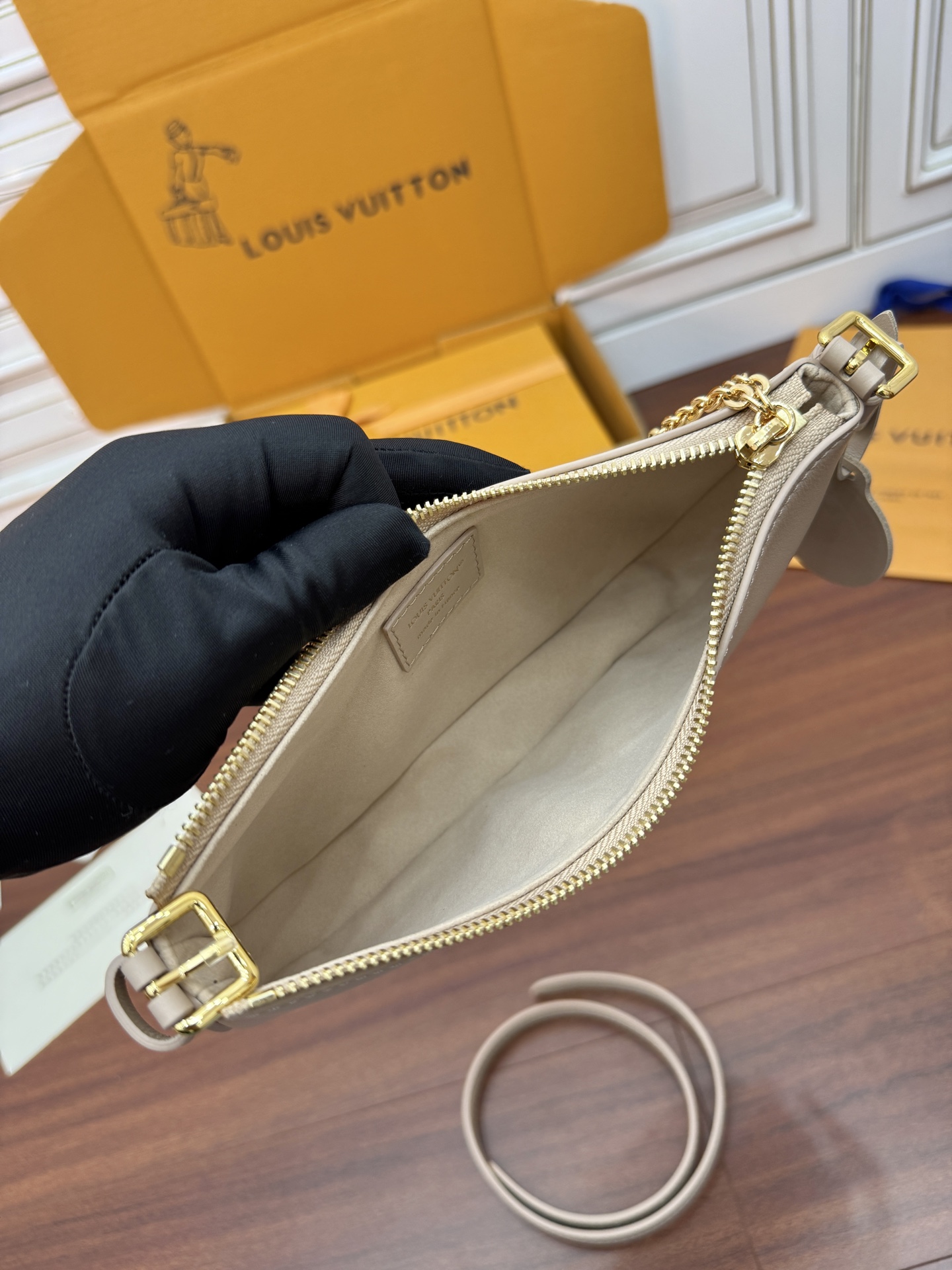 Louis Vuitton M25784 Imported Leather Shoulder Bag - Elegant & Chic 6 i1756782025012 8911 0 4