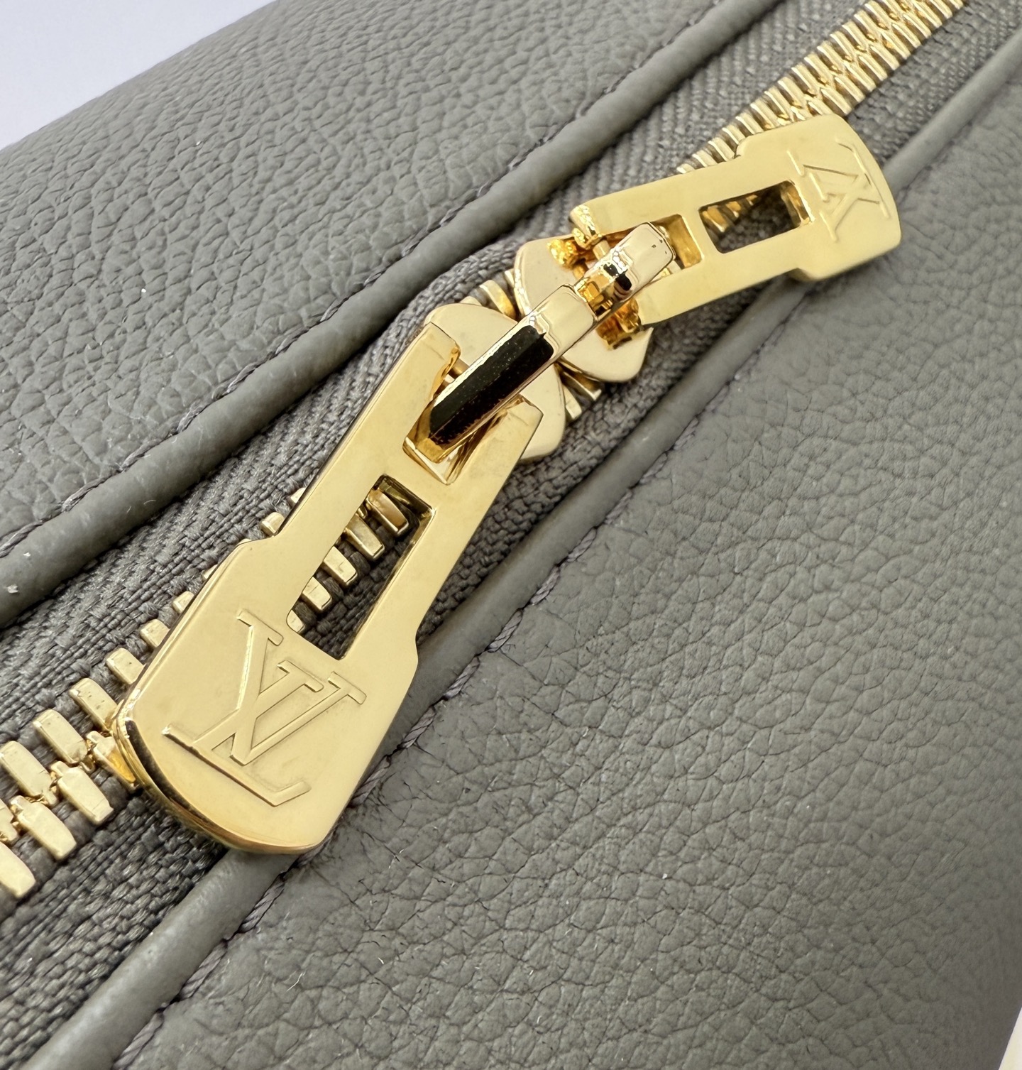Louis Vuitton M26360 Imported Leather Handbag Crossbody Bag 26 cm 8 i1757857194946 6371 0 7