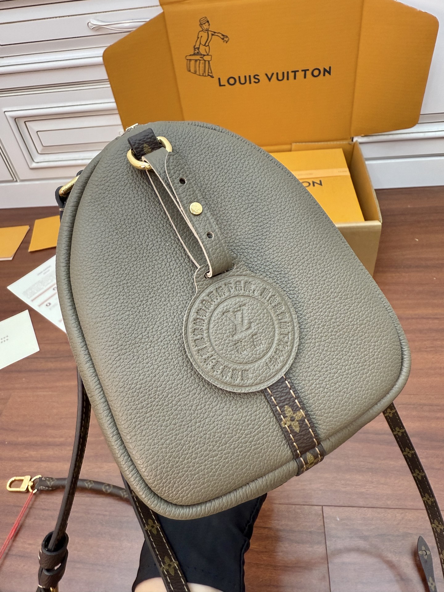 Louis Vuitton M26360 Imported Leather Handbag Crossbody Bag 26 cm 6 i1757857194947 9632 0 5