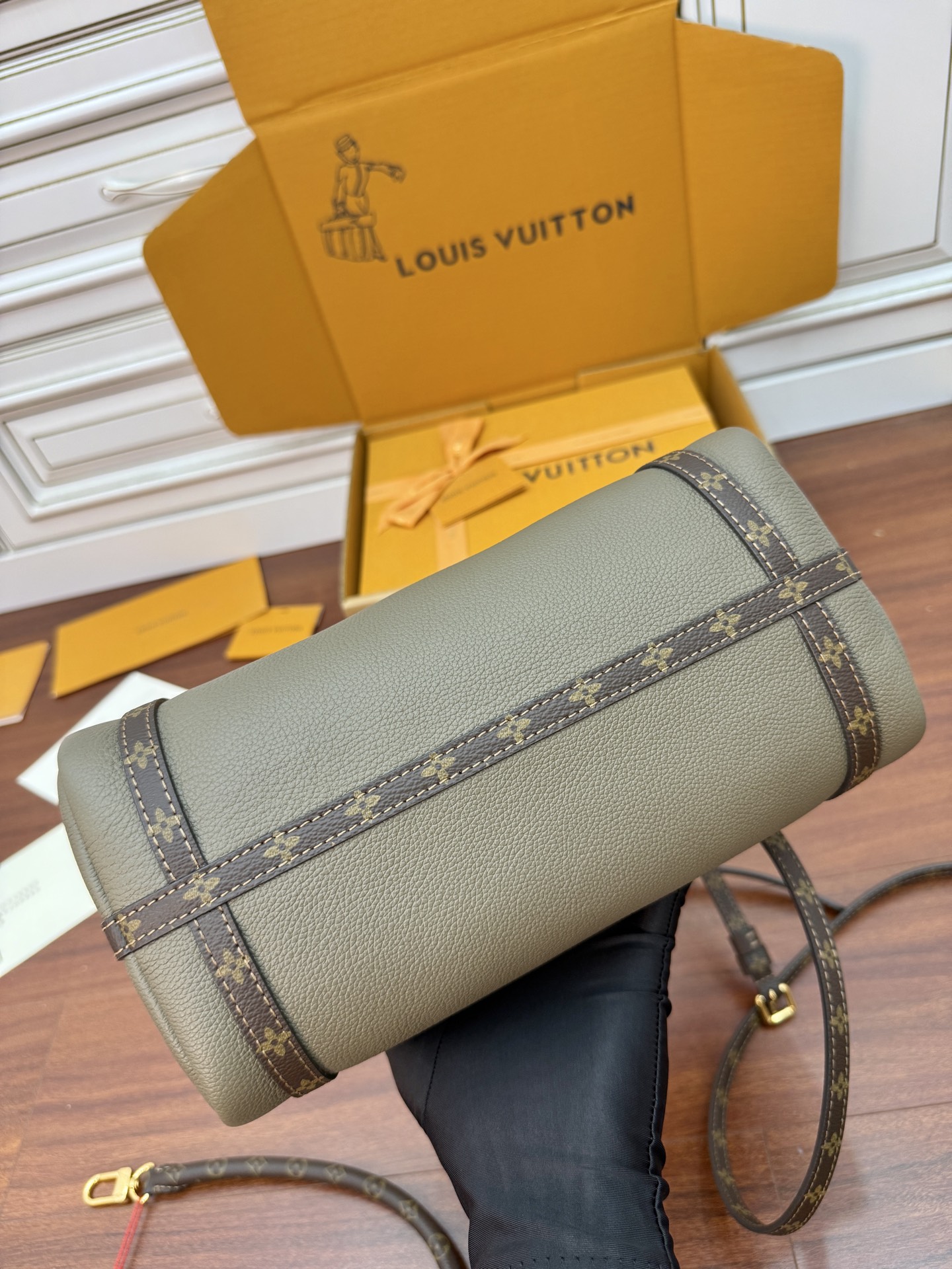 Louis Vuitton M26360 Imported Leather Handbag Crossbody Bag 26 cm 4 i1757857195348 300 0 3