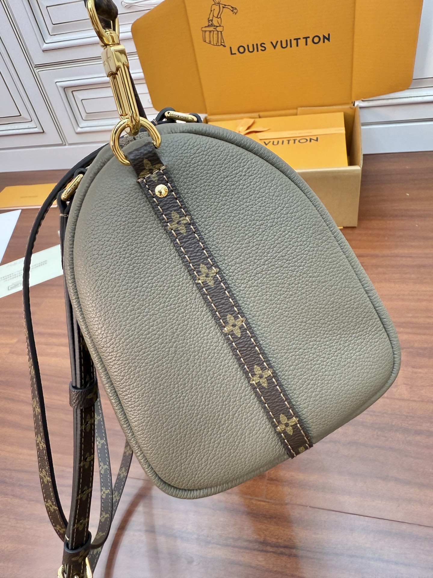 Louis Vuitton M26360 Imported Leather Handbag Crossbody Bag 26 cm 7 i1757857201408 165 0 6