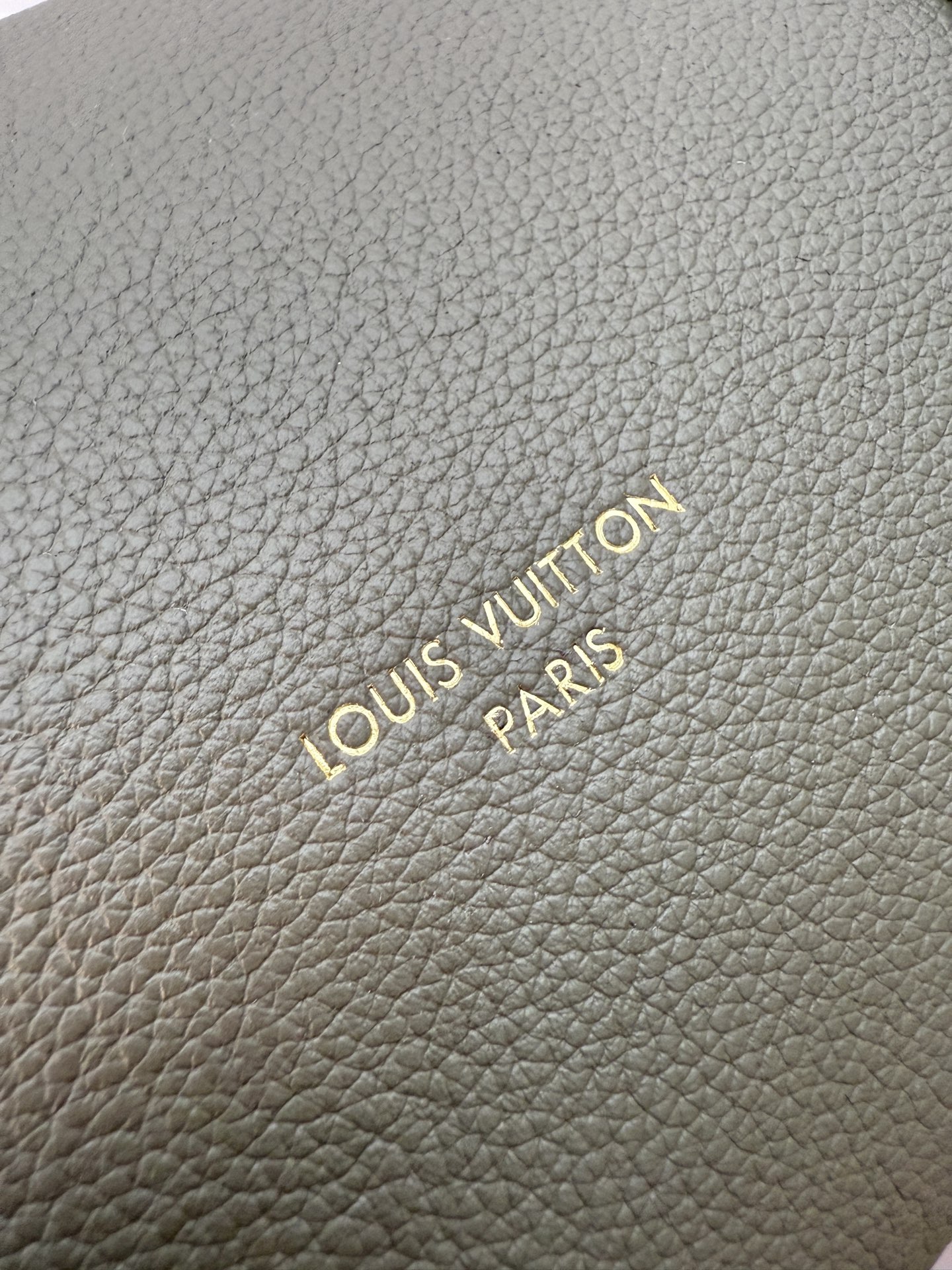 Louis Vuitton M26360 Imported Leather Handbag Crossbody Bag 26 cm 5 i1757857201644 2941 0 4