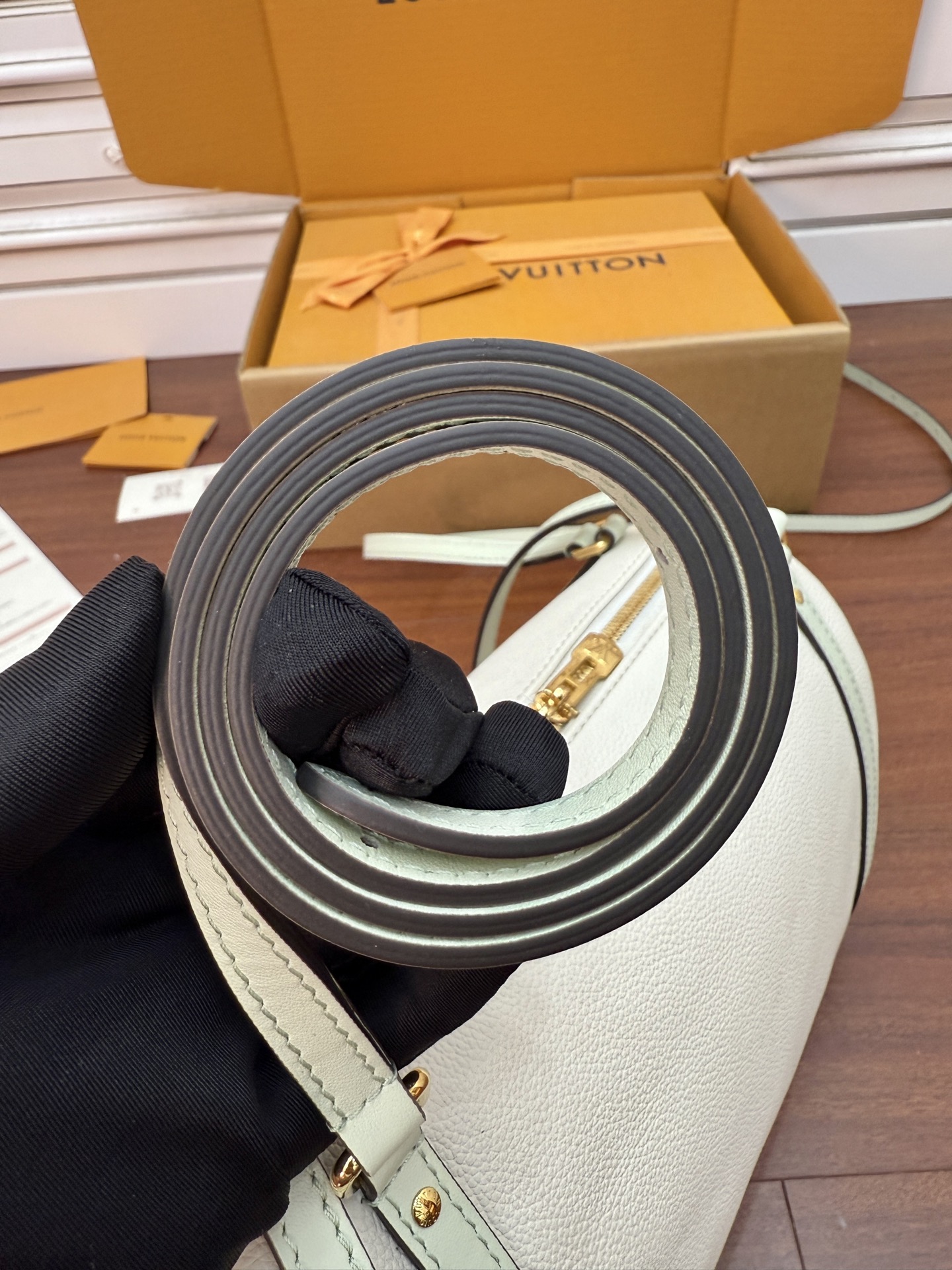 Louis Vuitton M26905 White Leather Handbag, 26x17x13.5cm, with Full Packaging 8 i1757908297976 979 0 7