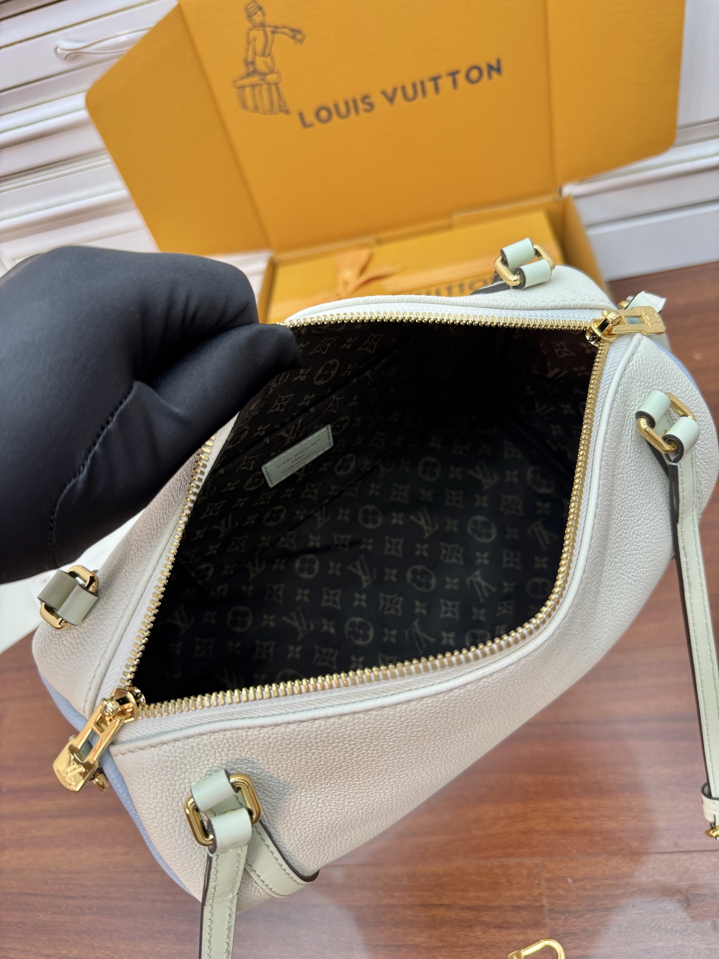 Louis Vuitton M26905 White Leather Handbag, 26x17x13.5cm, with Full Packaging 6 i1757908298387 3903 0 5