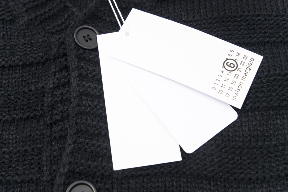 MM6 Magella Cufflinks Sweater with Handbags, Coarse Needles, Rigid Barrel. - 图片 7