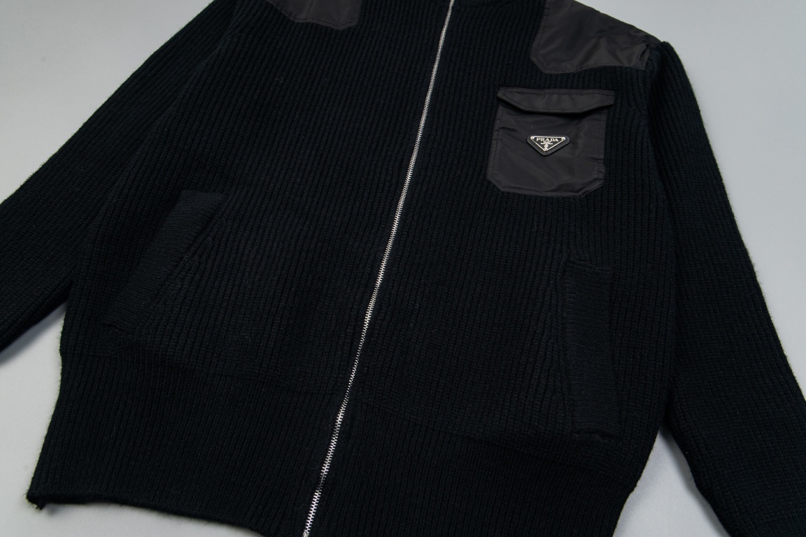Prada Knitted Sweater and Zipper Jacket with Handbags: Customized Cotton Knitting and Elegant Metal Emblems - 图片 8