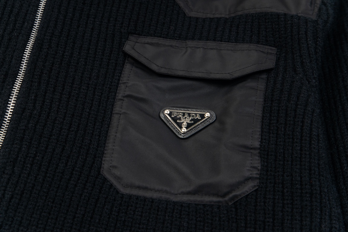 Prada Knitted Sweater and Zipper Jacket with Handbags: Customized Cotton Knitting and Elegant Metal Emblems - 图片 6