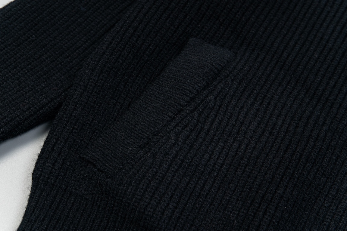 Prada Knitted Sweater and Zipper Jacket with Handbags: Customized Cotton Knitting and Elegant Metal Emblems - 图片 7