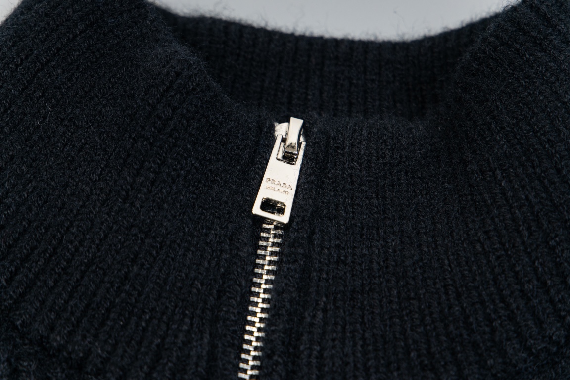 Prada Knitted Sweater and Zipper Jacket with Handbags: Customized Cotton Knitting and Elegant Metal Emblems - 图片 5