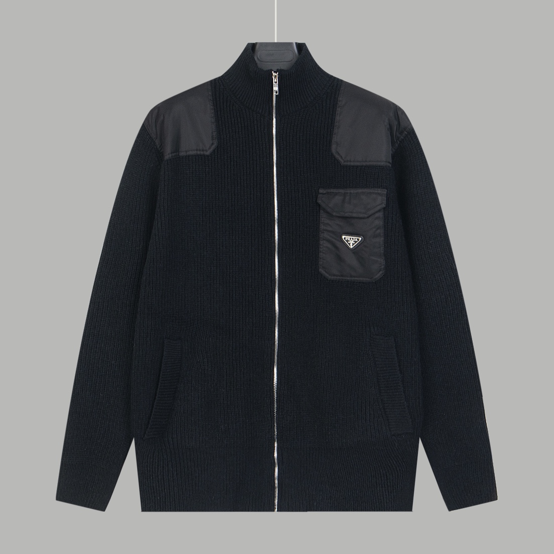 Prada Knitted Sweater and Zipper Jacket with Handbags: Customized Cotton Knitting and Elegant Metal Emblems - 图片 3