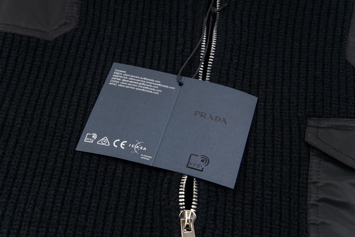 Prada Knitted Sweater and Zipper Jacket with Handbags: Customized Cotton Knitting and Elegant Metal Emblems - 图片 9