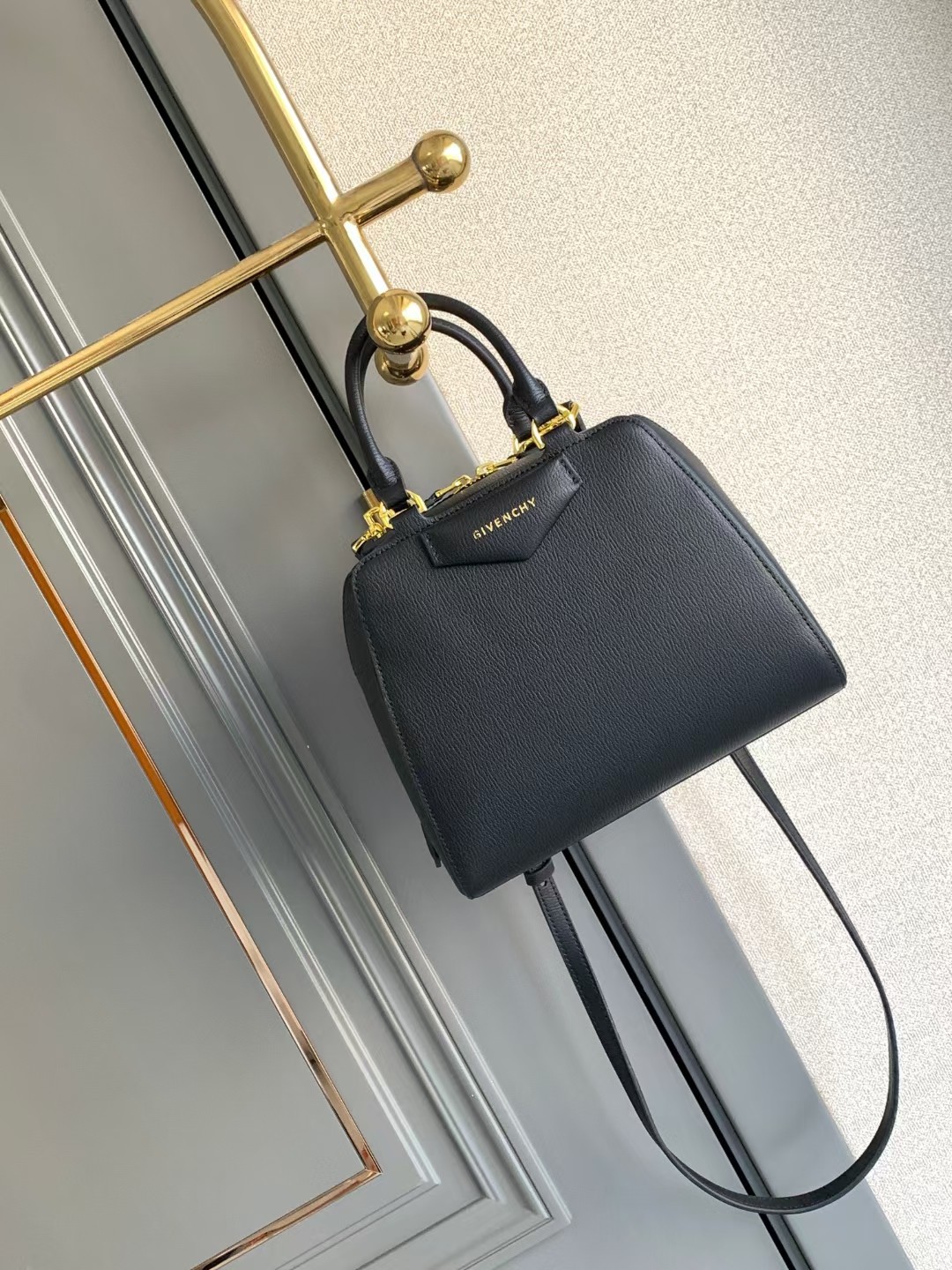 Givenchy Product _dxrqfYKeWs2_oM_zRs3Jfr130COS4bN1iC3IUBQ