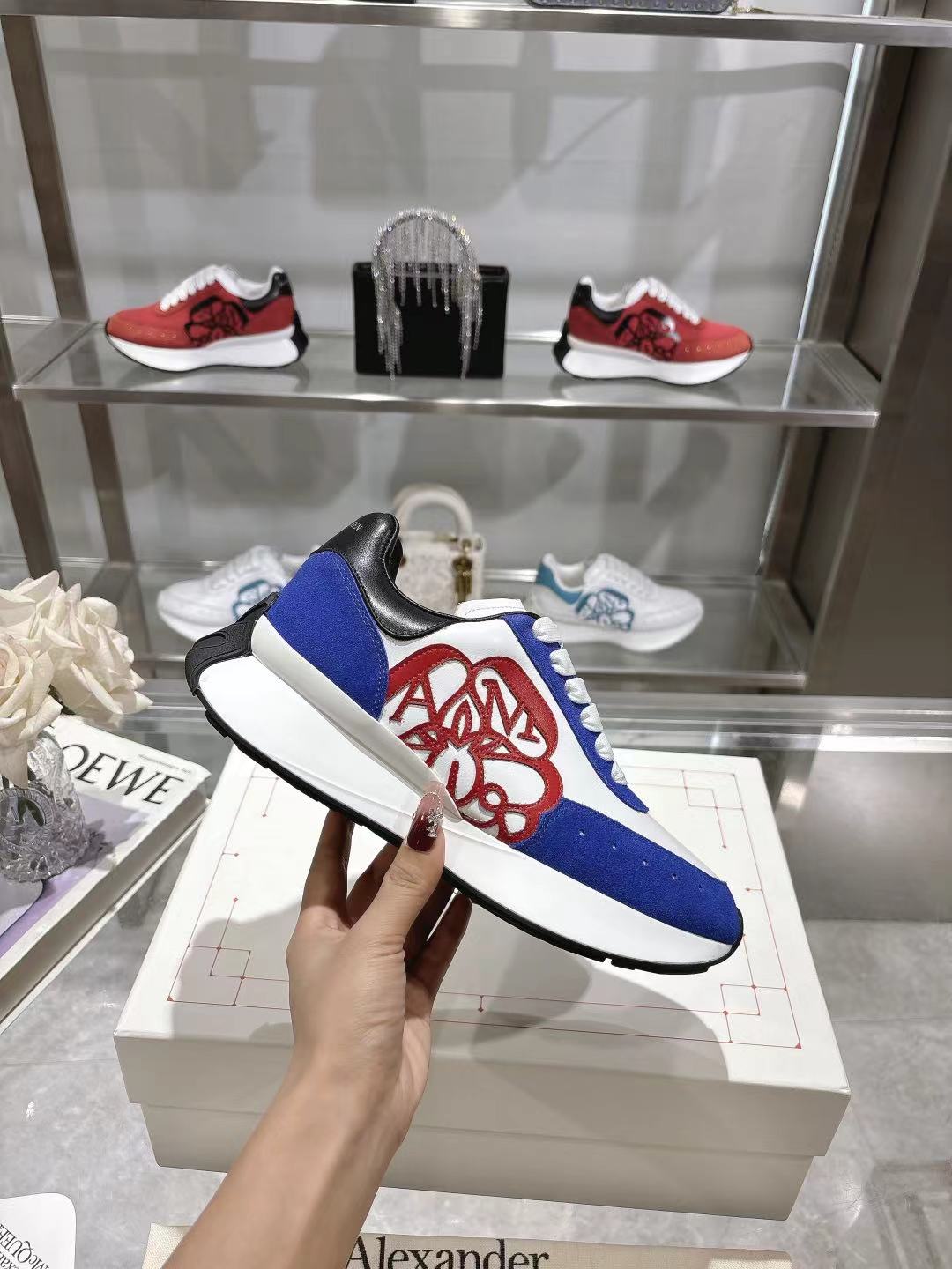 NO:280743,Real-price ALEXANDER MCQUEEN/Alexander McQueen Spring and summer men's Sprint sports couple style. The shoes are decorated with fashionable and personalized letters seal logo on the side. Neli.com Cowhide feet, no delamination and no fading, the latest and exquisite full packaging. Also equipped with a shoelace 35-45,,alexander mcqueen,cowhide19860909实价ALEXANDER MCQUEEN/亚历山大麦昆 春夏男Sprint运动情侣款 鞋侧面饰有时尚个性字母seal Logo标志 内里网 牛皮垫脚,不脱层不褪色,最新精美全套包装 另配有一幅鞋带 35-45,,alexander mcqueen,cowhide,Men's shoes