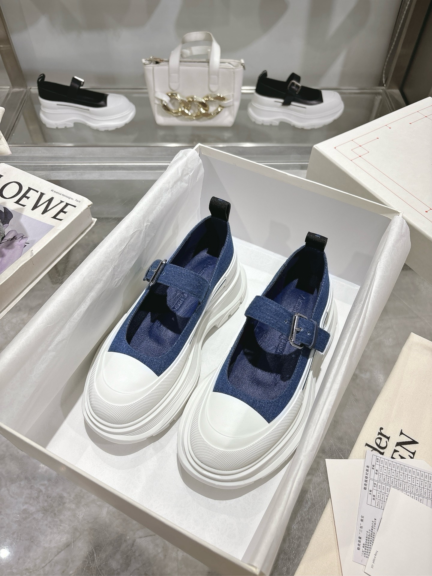 NO:349712,Real-price 2025 new Alexander McQueen Alexander McQueen Mary Jane Thread SLick leather shoes round toe buckle thick sole with adjustable buckle. buckle closure embellished textured rubber edge details and McQueen logo in the same color. Original 1:1 outsole Original packaging 35-45,,alexander mcqueen,mary jane19860909实价2025新款Alexander McQueen亚历山大麦昆 玛丽珍 Thread SLick 皮鞋 圆头搭扣 厚底 设有可调节扣带.搭扣开合 点缀纹理橡胶包边细节和同色系McQueen标志. 原版1:1大底 原版包装 35-45,,alexander mcqueen,mary jane,Men's shoes