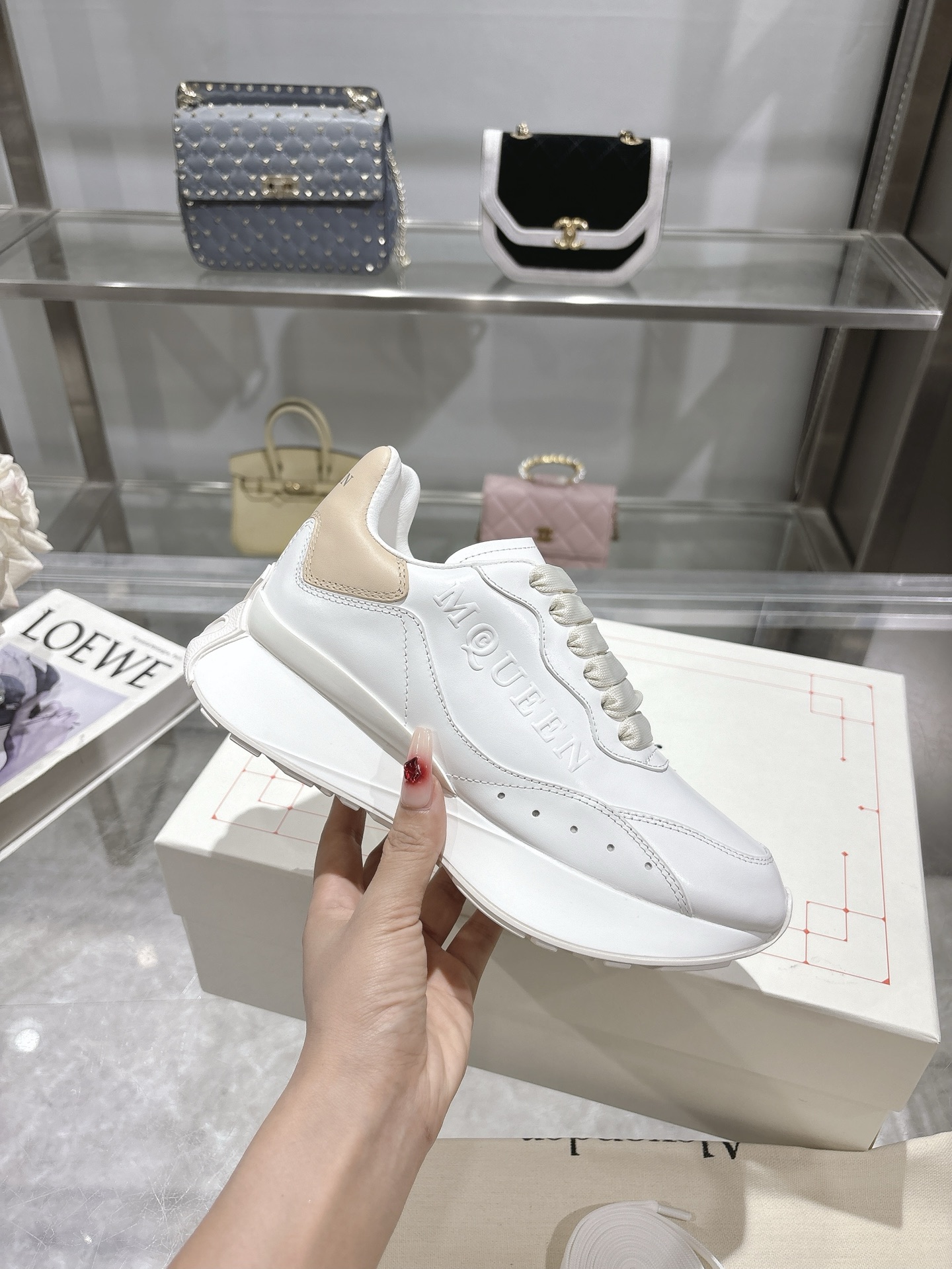 NO:545048,Men's code ALEXANDER MCQUEEN/Alexander McQueen's new spring and summer Sprint sports couple model. The side of the shoe is decorated with fashionable and personalized seal Logo. Cowhide craftsmanship. Sheepskin lining. Cowhide foot pads are breathable and anti-fading. Original 1:1 outsole, the latest exquisite complete package. Also comes with a shoelace 35-45, casual shoes/sports shoes, alexander mcqueen, sneakers, cowhide, sheepskin19860909男码 ALEXANDER MCQUEEN/亚历山大麦昆 春夏新款Sprint运动情侣款 鞋侧面饰有时尚个性字母seal Logo标志 牛皮工艺 羊皮内里 牛皮垫脚透气防掉色. 原版1:1大底,最新精美全套包装 另配有一幅鞋带 35-45,休闲鞋/运动鞋,alexander mcqueen,sneakers,cowhide,sheepskin,Women's Shoes