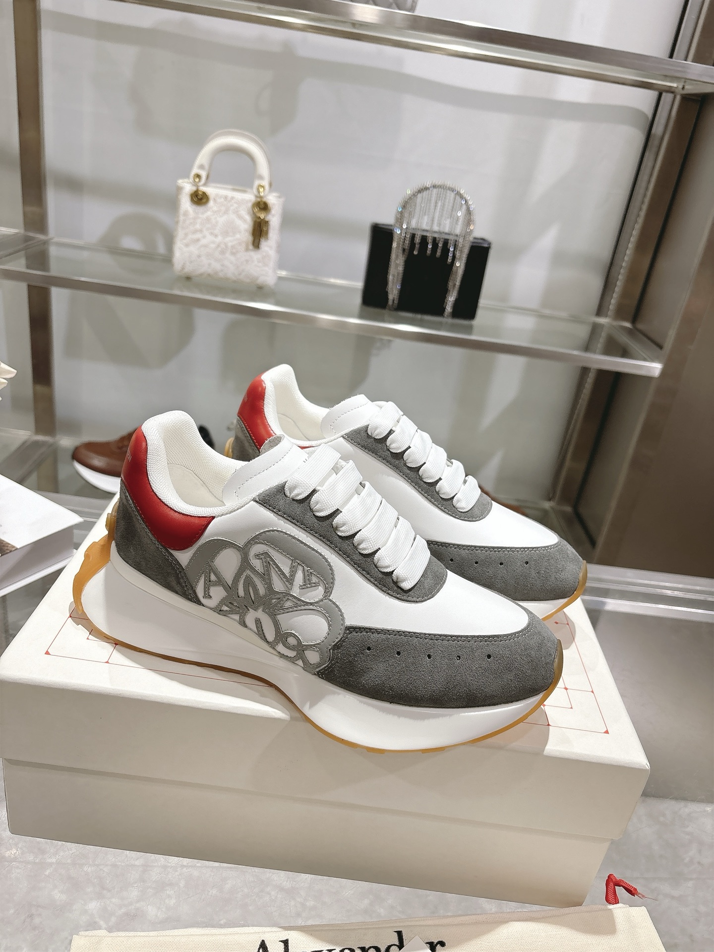 NO:629637,Hot sale ALEXANDER MCQUEEN/Alexander McQueen Spring and summer men's Srint sports couple model. The side of the shoe is decorated with fashionable and personalized seal Logo. Full leather embossed process. Internal mesh. Cowhide foot pads, no delamination and no fading. The latest exquisite complete package. Also comes with a pair of shoelaces. Women 35-40 men 39-46, casual shoes/sports shoes, alexander mcqueen, sneakers, cowhide19860909爆单ALEXANDER MCQUEEN/亚历山大麦昆 春夏男Srint运动情侣款 鞋侧面饰有时尚个性字母seal Logo标志 全皮压花工艺 内里网 牛皮垫脚,不脱层不褪色,最新精美全套包装 另配有一幅鞋带 女35-40男39-46,休闲鞋/运动鞋,alexander mcqueen,sneakers,cowhide,Women's Shoes