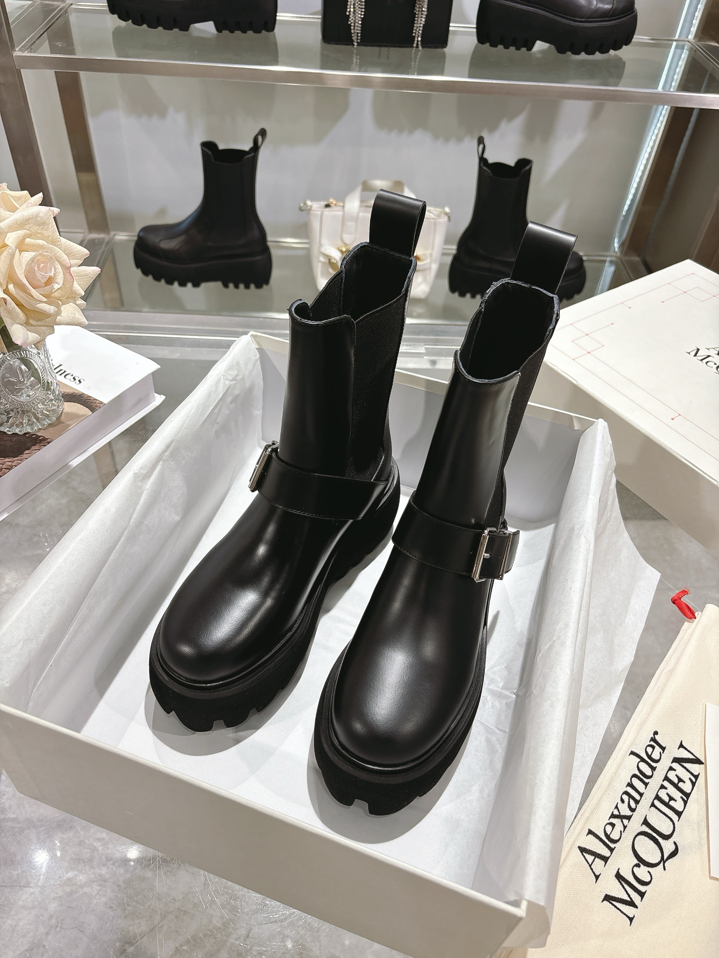 NO:620331,Real price official website sync MCQUEEN/McQueen 2025 autumn and winter Sofa Chelsea boots for couples, silver metal buckle on the side of the shoe, equipped with a lightweight flange multi-layer combination outsole, 6 cm thickness, black calfskin fabric, female 35-40, male 39-46,, alexander mcqueen, boots, cowhide19860909实价官网同步MCQUEEN/麦昆 2025秋冬Sofa切尔西靴情侣款 鞋侧面银色金属搭扣 配以轻盈凸缘几层组合大底,6厘米厚度,黑色小牛皮面料 女35-40 男39-46,,alexander mcqueen,boots,cowhide,Men's shoes