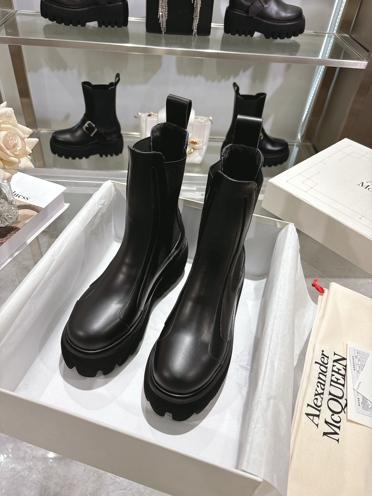 NO:620336,Actual price official website sync MCQUEEN/McQueen 2025 autumn and winter Sofa Chelsea boots for couples. Silver metal buckle on the side of the shoe. Equipped with light flange multi-layer combination outsole, 6 cm thickness, reverse skull embossed on the heel. Black calfskin fabric. Female 35-40 Male 39-46,,alexander mcqueen,boots,cowhide19860909实价官网同步MCQUEEN/麦昆 2025秋冬Sofa切尔西靴情侣款 鞋侧面银色金属搭扣 配以轻盈凸缘几层组合大底,6厘米厚度,后跟压印反转骷髅头工艺 黑色小牛皮面料 女35-40 男39-46,,alexander mcqueen,boots,cowhide,Men's shoes