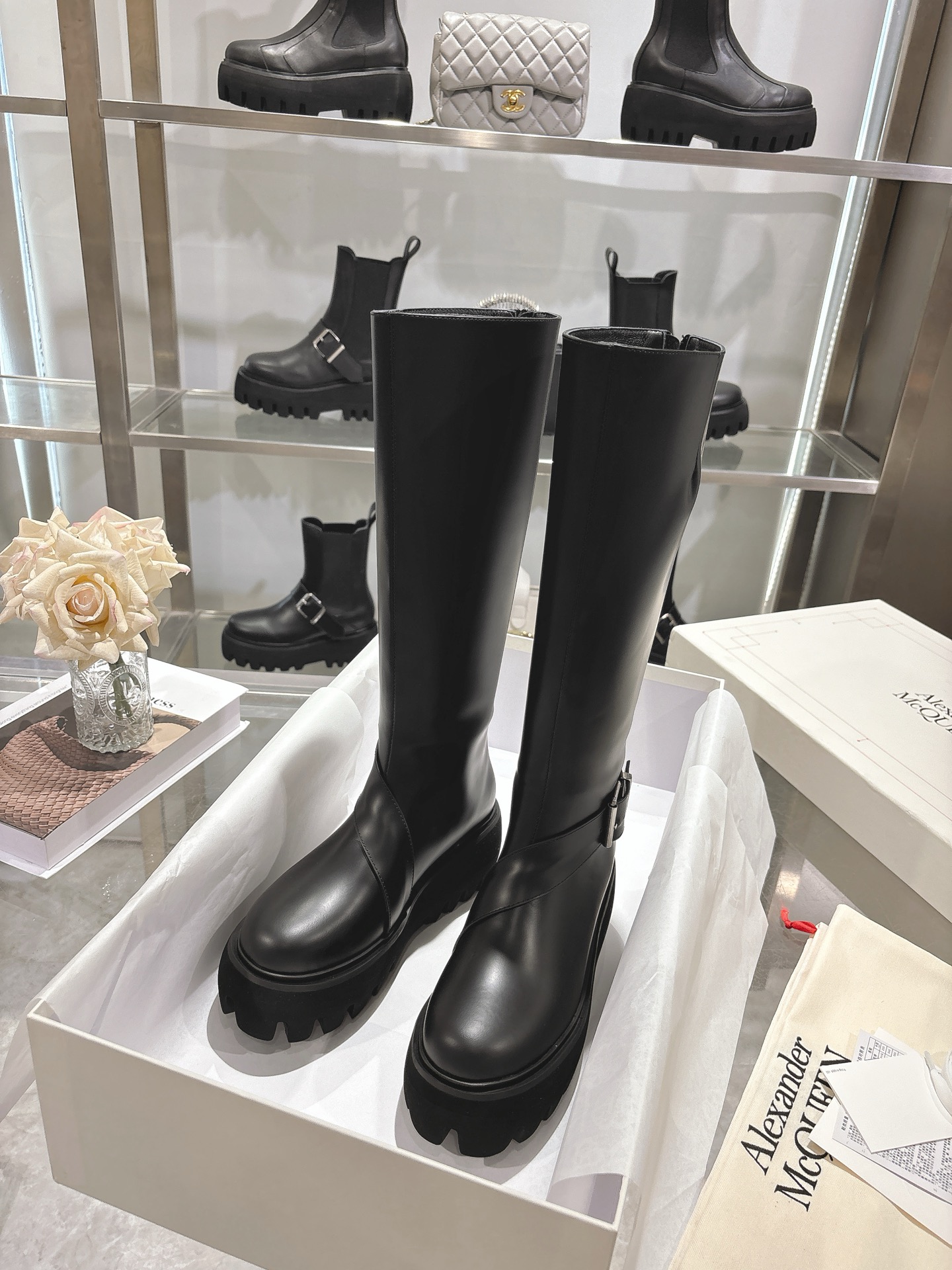 NO:620341,Real price official website sync MCQUEEN/McQueen 2025 autumn and winter Sofa Chelsea boots Silver metal buckle on the side of the shoe Equipped with a light flange multi-layer combination outsole, 6 cm thickness, heel pull-on process Black calfskin fabric Women 35-40,, alexander mcqueen, boots, cowhide19860909实价官网同步MCQUEEN/麦昆 2025秋冬Sofa切尔西长靴 鞋侧面银色金属搭扣 配以轻盈凸缘几层组合大底,6厘米厚度,后跟拉连工艺 黑色小牛皮面料 女35-40,,alexander mcqueen,boots,cowhide,Men's shoes