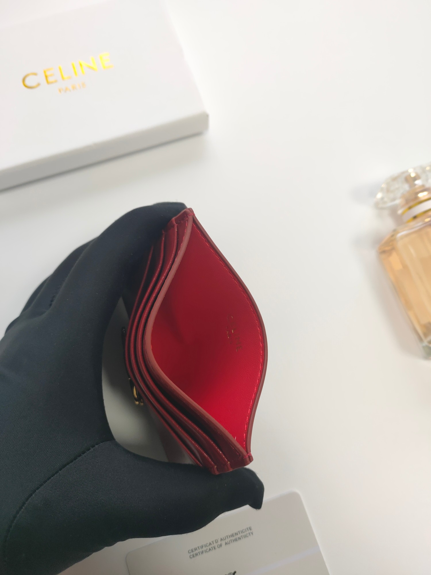 P塞林CELINE新款压花标志卡包，头层牛皮制作，两个卡位+一个中间插袋 款号10L833 尺寸10.5