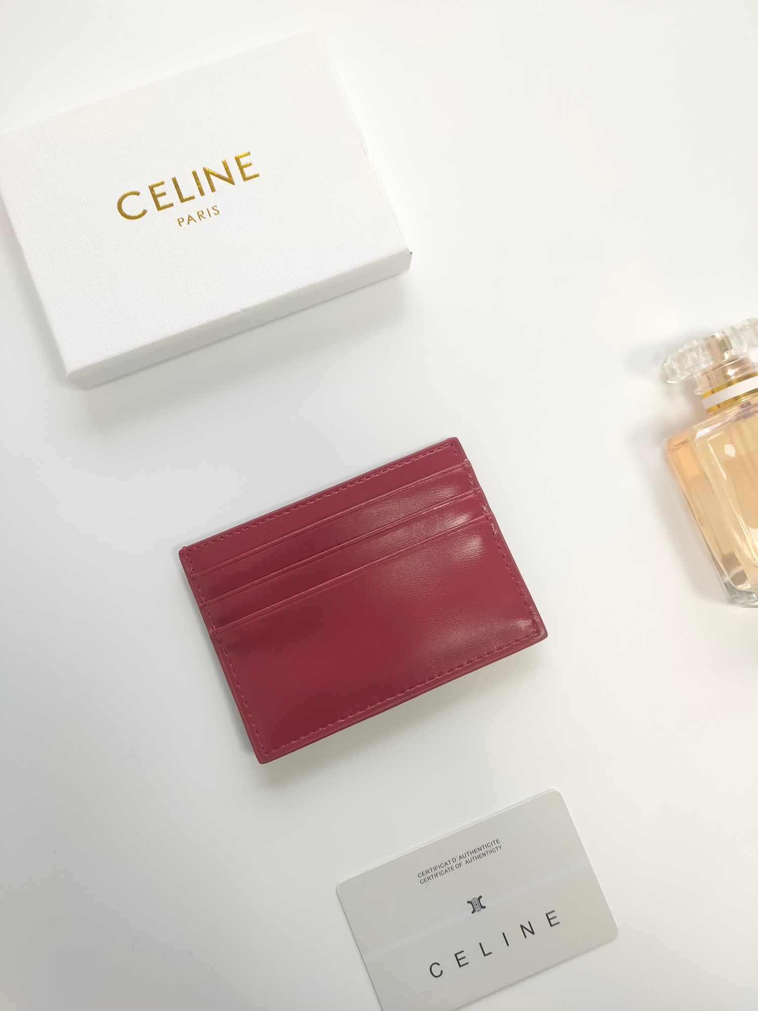 P塞林CELINE新款压花标志卡包，头层牛皮制作，两个卡位+一个中间插袋 款号10L833 尺寸10.5