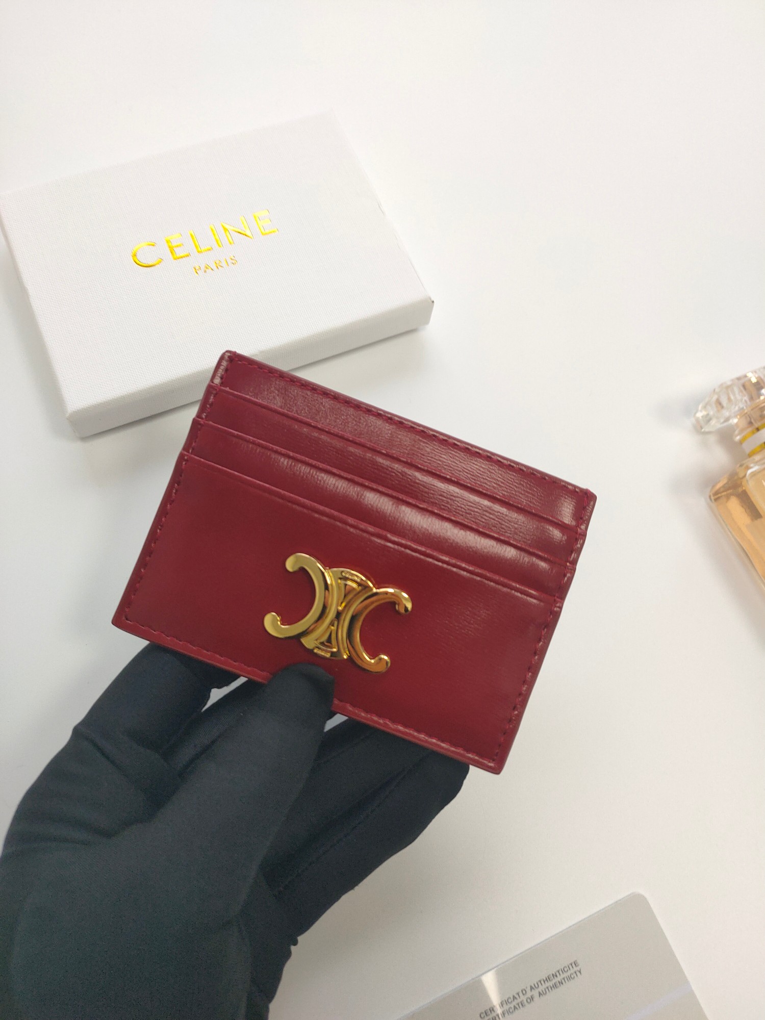 P塞林CELINE新款压花标志卡包，头层牛皮制作，两个卡位+一个中间插袋 款号10L833 尺寸10.5