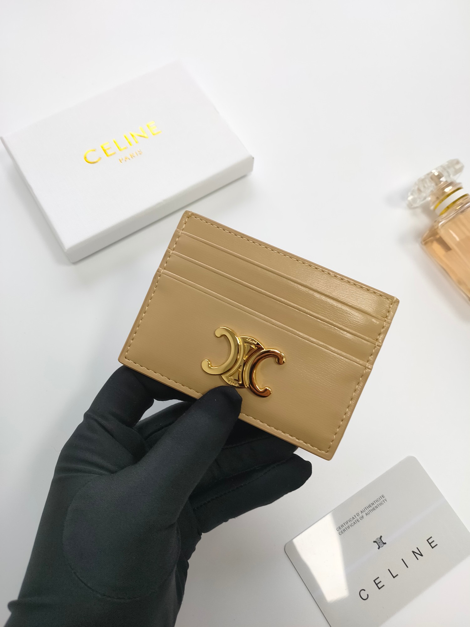 P塞林CELINE新款压花标志卡包，头层牛皮制作，两个卡位+一个中间插袋 款号10L833 尺寸10.5