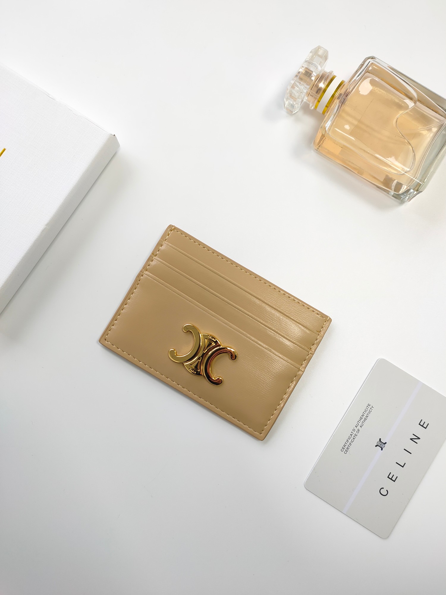 P塞林CELINE新款压花标志卡包，头层牛皮制作，两个卡位+一个中间插袋 款号10L833 尺寸10.5