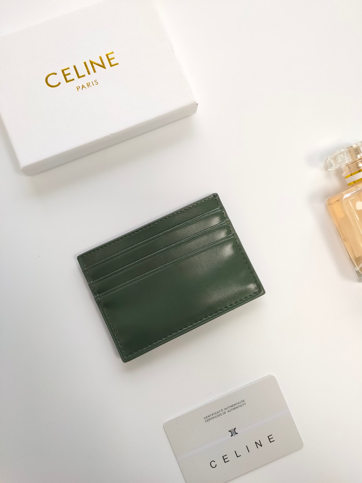 P塞林CELINE新款压花标志卡包，头层牛皮制作，两个卡位+一个中间插袋 款号10L833 尺寸10.5
