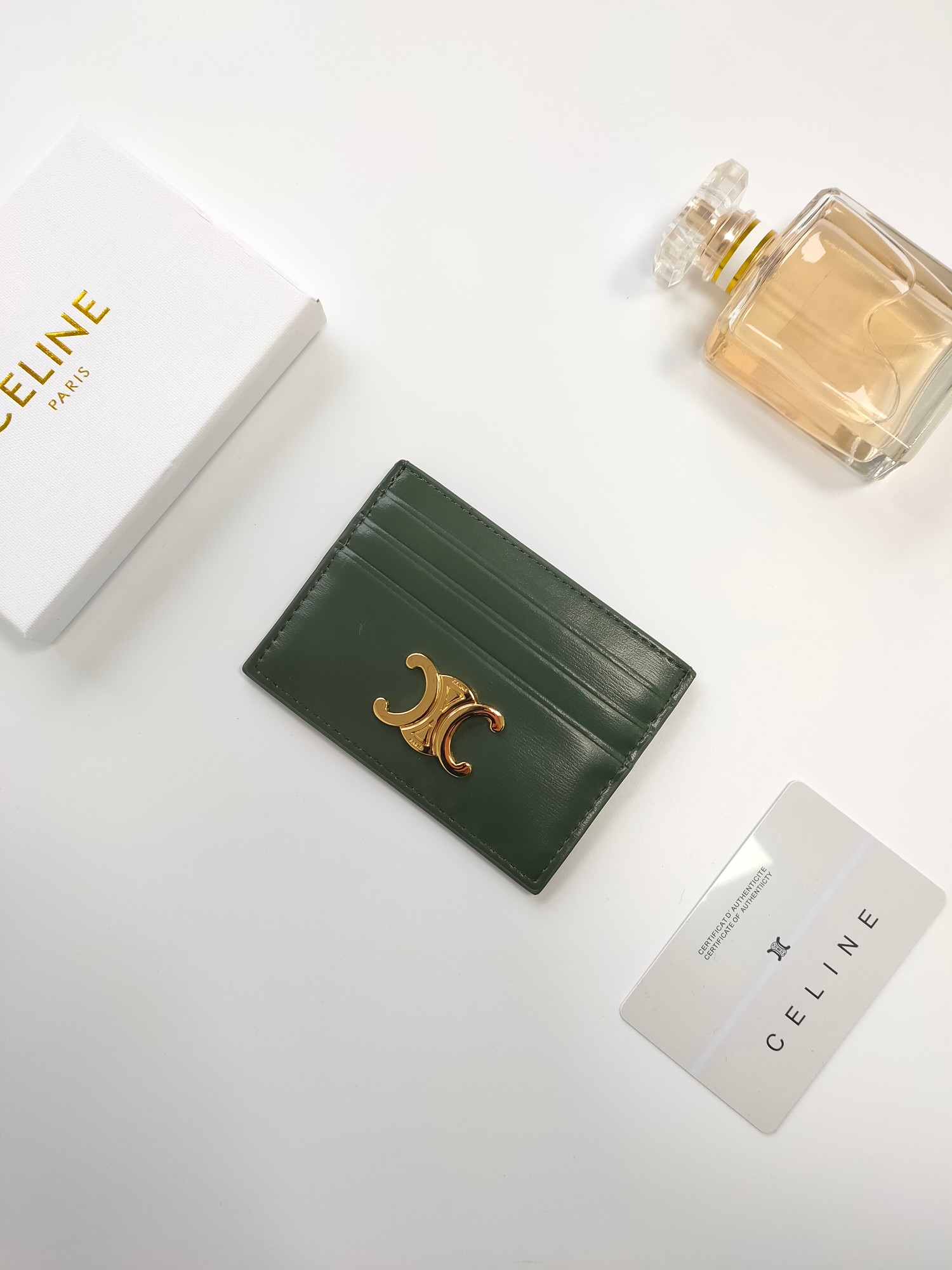 P塞林CELINE新款压花标志卡包，头层牛皮制作，两个卡位+一个中间插袋 款号10L833 尺寸10.5