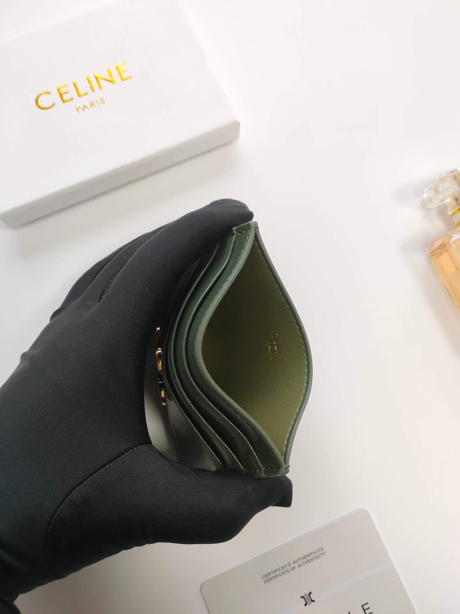 P塞林CELINE新款压花标志卡包，头层牛皮制作，两个卡位+一个中间插袋 款号10L833 尺寸10.5