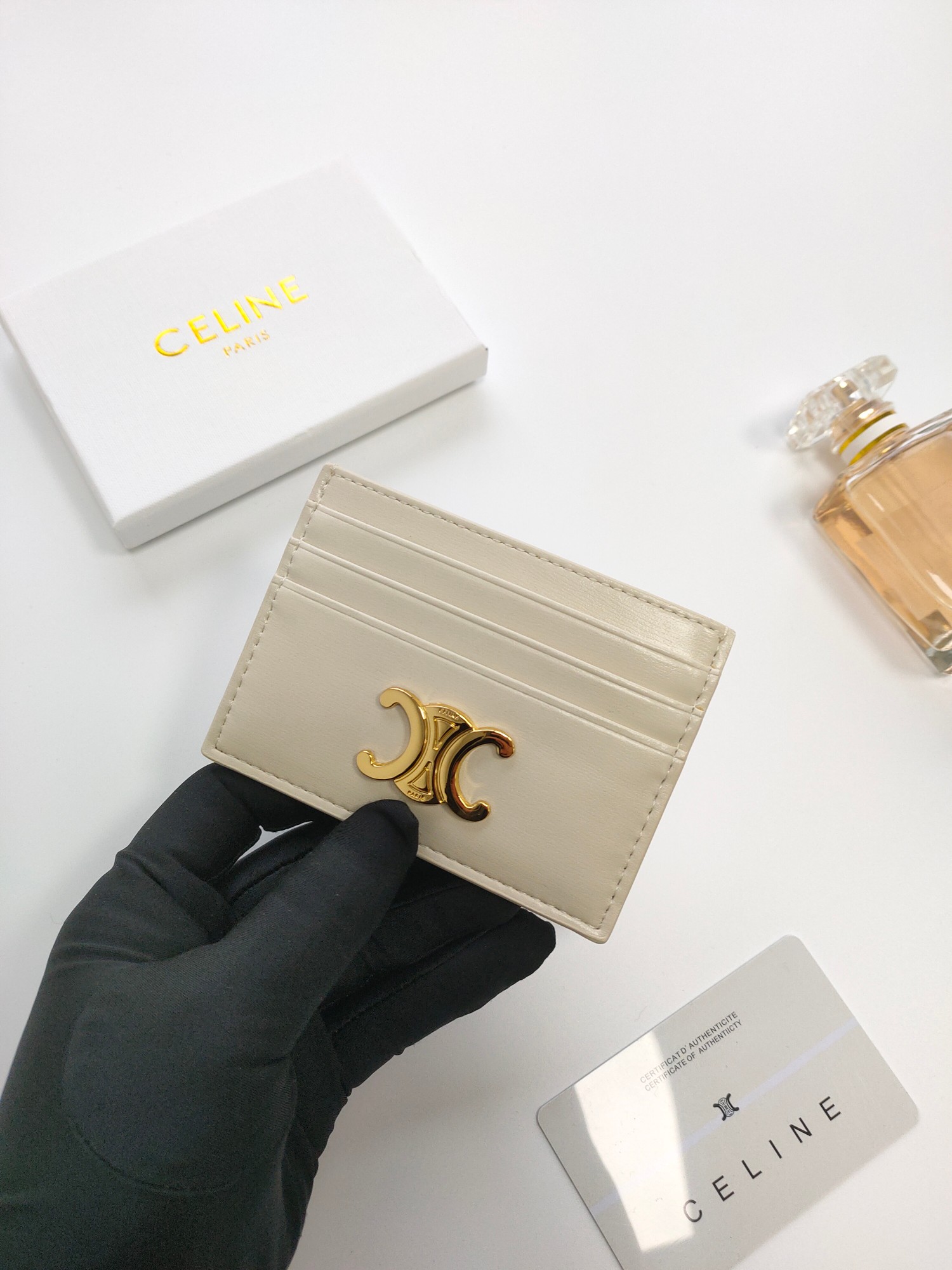 P塞林CELINE新款压花标志卡包，头层牛皮制作，两个卡位+一个中间插袋 款号10L833 尺寸10.5
