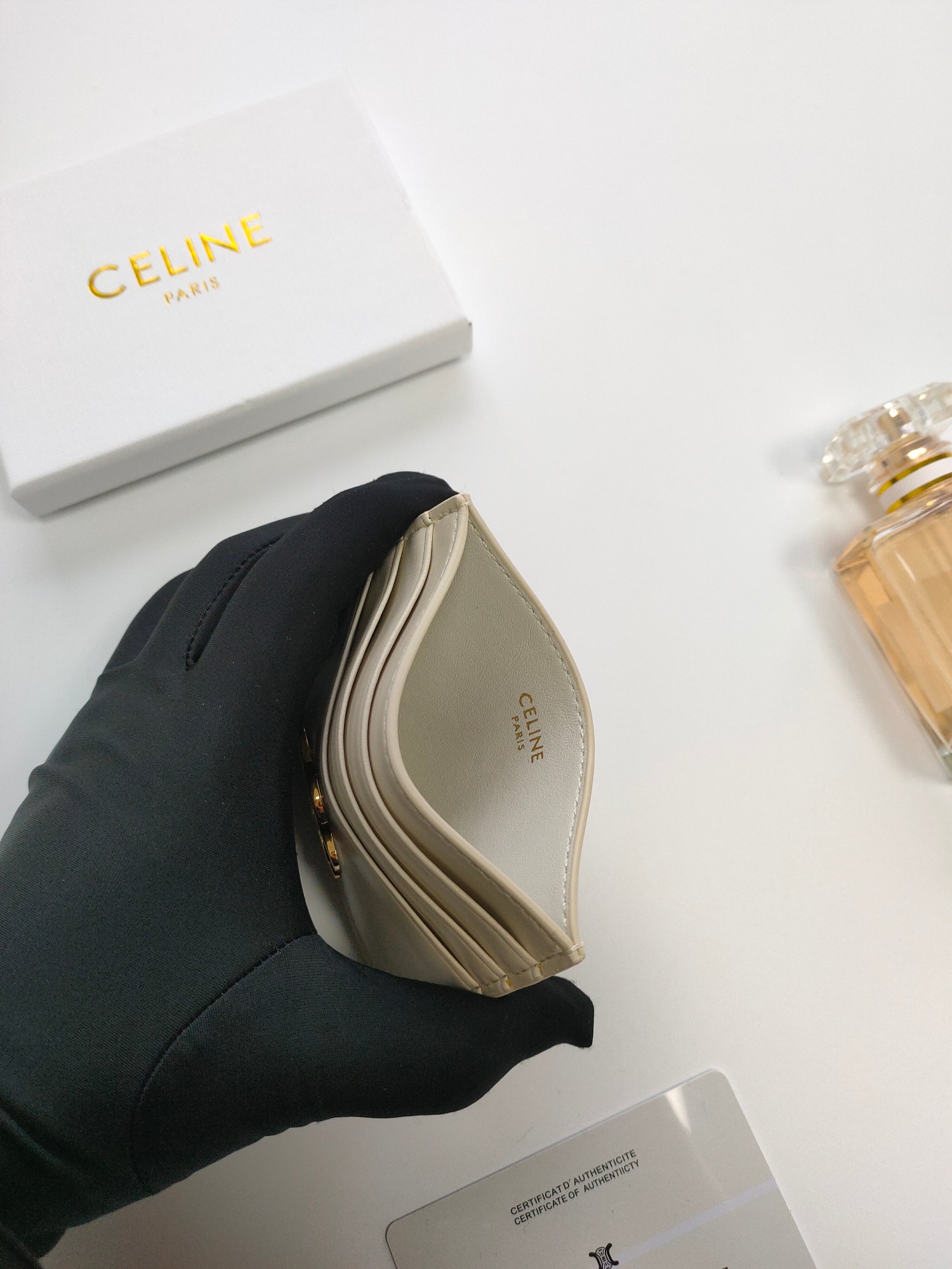 P塞林CELINE新款压花标志卡包，头层牛皮制作，两个卡位+一个中间插袋 款号10L833 尺寸10.5
