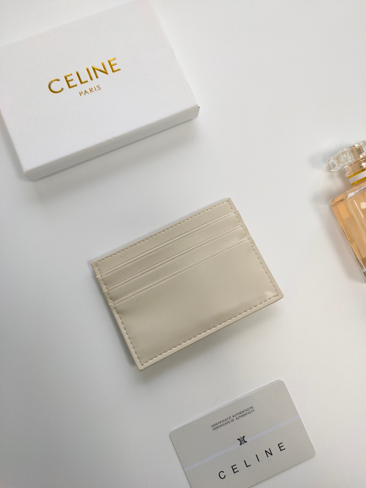P塞林CELINE新款压花标志卡包，头层牛皮制作，两个卡位+一个中间插袋 款号10L833 尺寸10.5