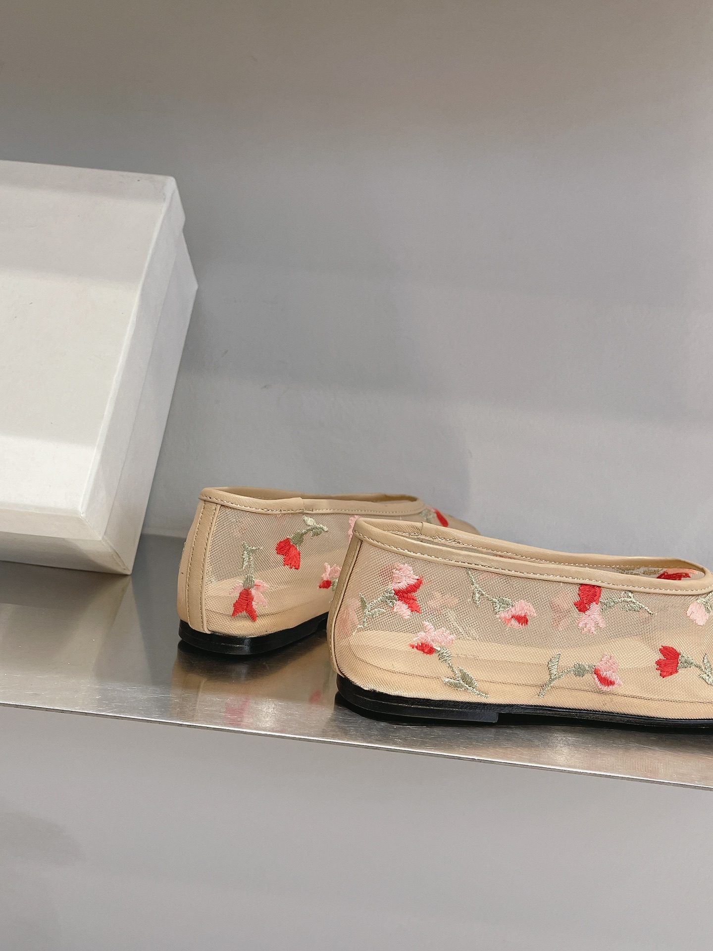 “Contemporary Ballet Shoes: Thin, Comfortable Design with Italian Leather and Czech Drilling Surface” - 图片 7