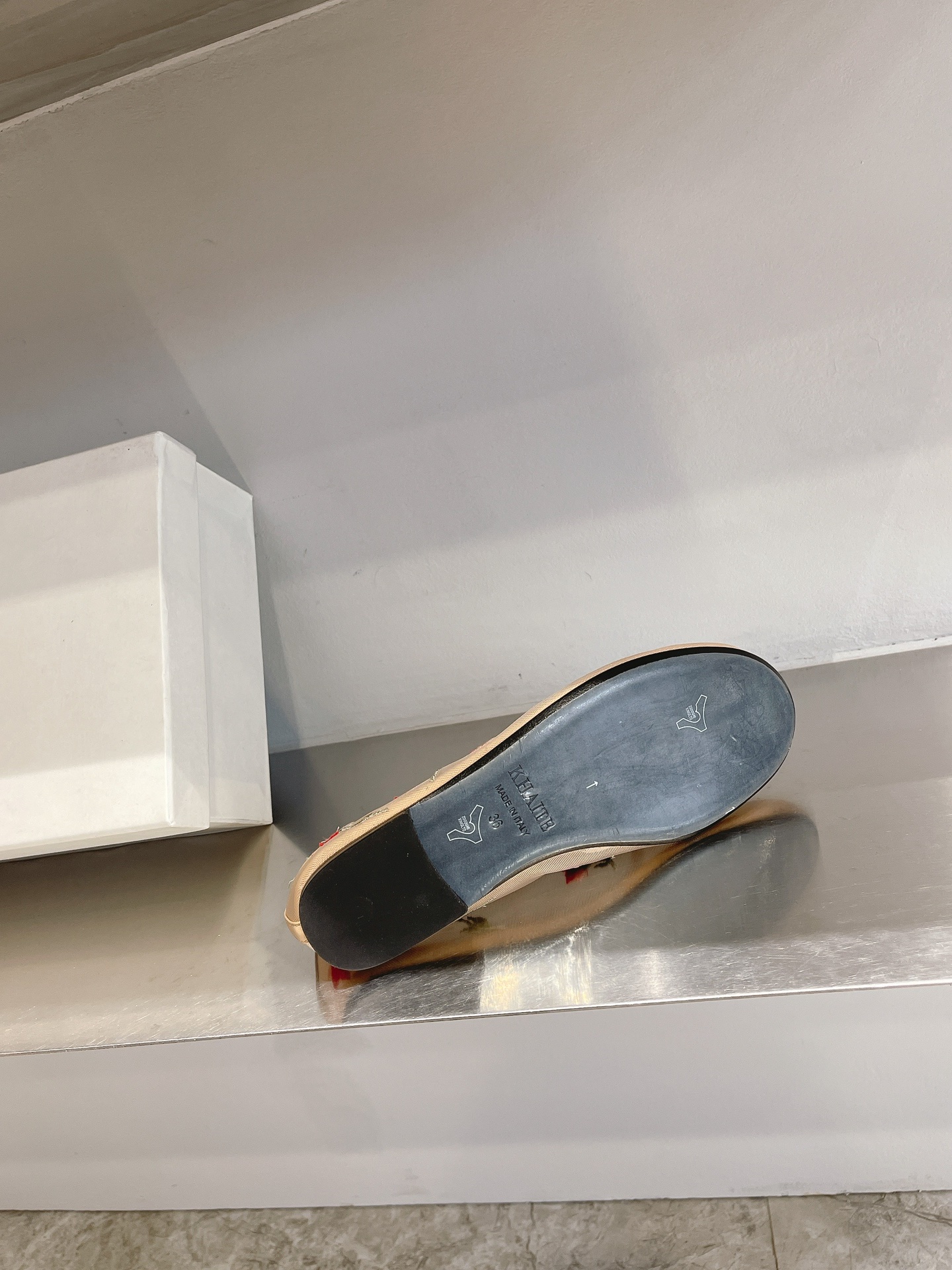 “Contemporary Ballet Shoes: Thin, Comfortable Design with Italian Leather and Czech Drilling Surface” - 图片 9