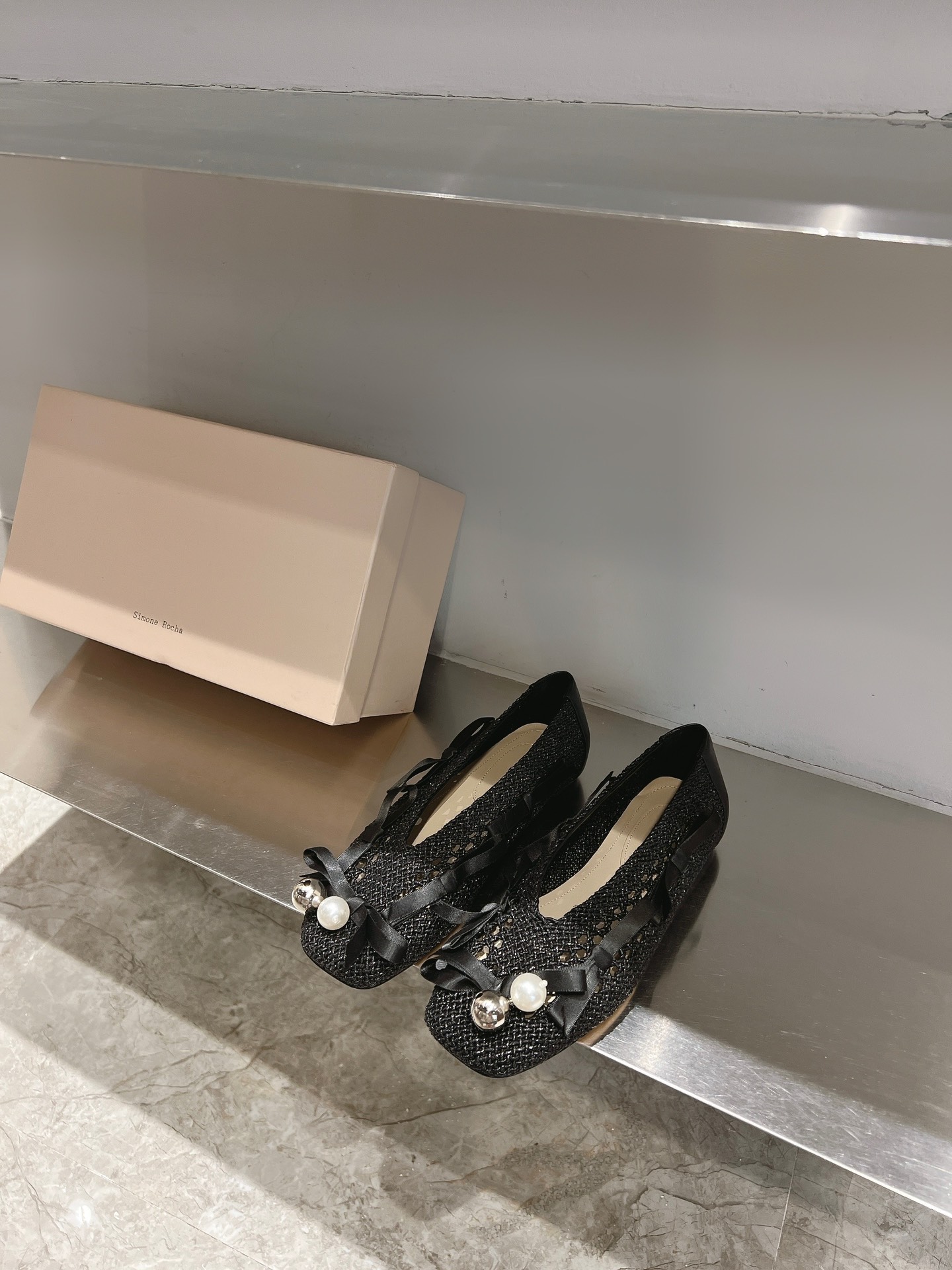 “Romantic Crochet Ballet Shoes by Simone Rocha: Plum Pearls, Butterflies, and Italian Craftsmanship” - 图片 4