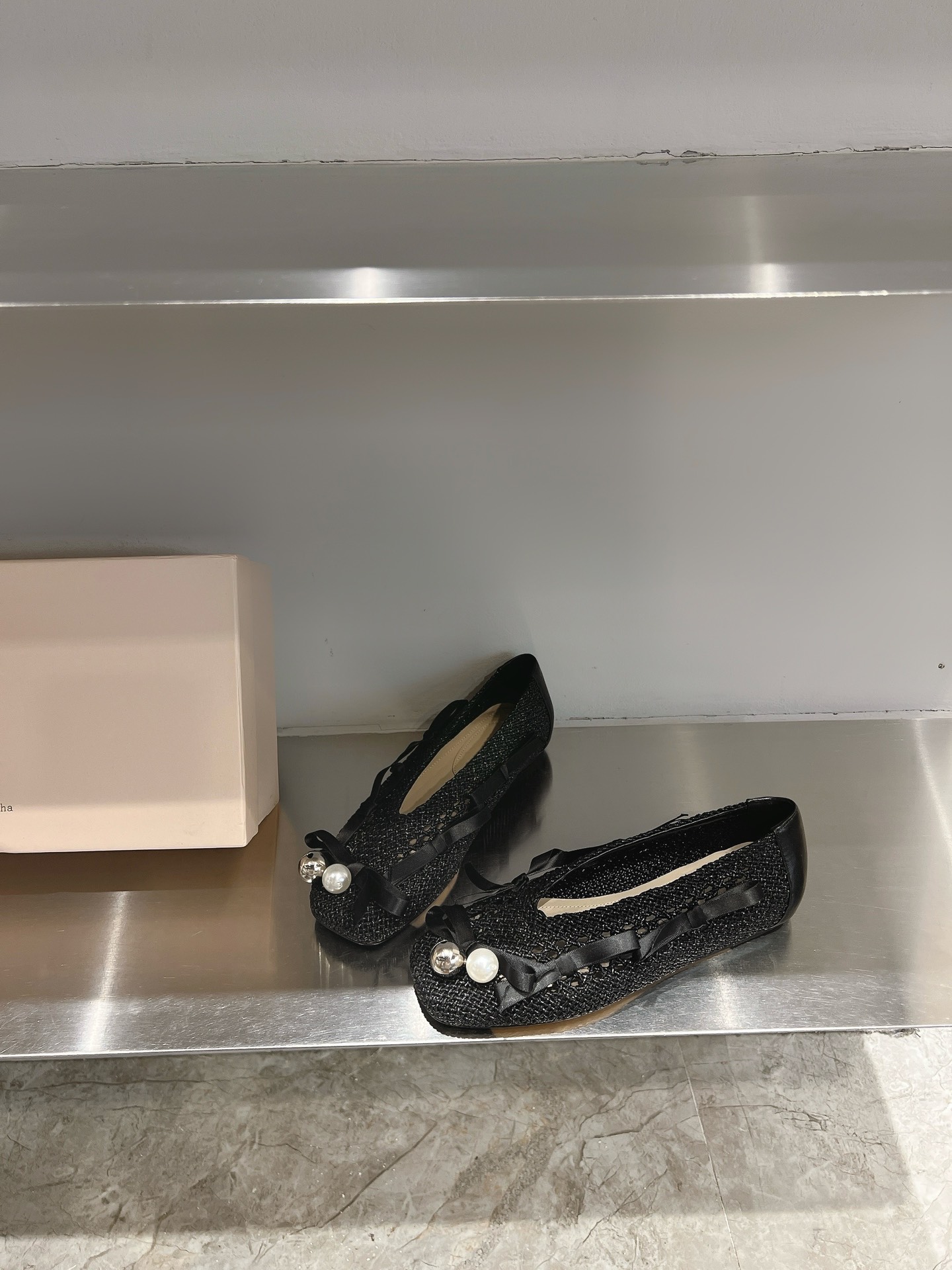 “Romantic Crochet Ballet Shoes by Simone Rocha: Plum Pearls, Butterflies, and Italian Craftsmanship” - 图片 5