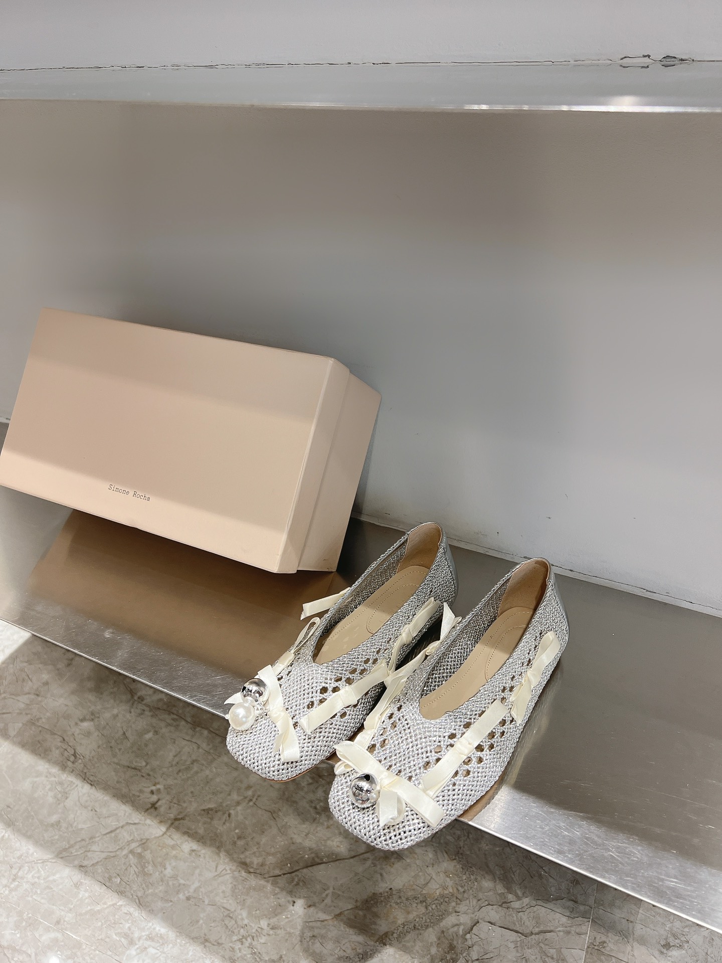 “Simone Rocha’s Unique Romantic Crochet Ballet Shoes: Plum Pearls, Butterflies, and Italian Fabrics” - 图片 4