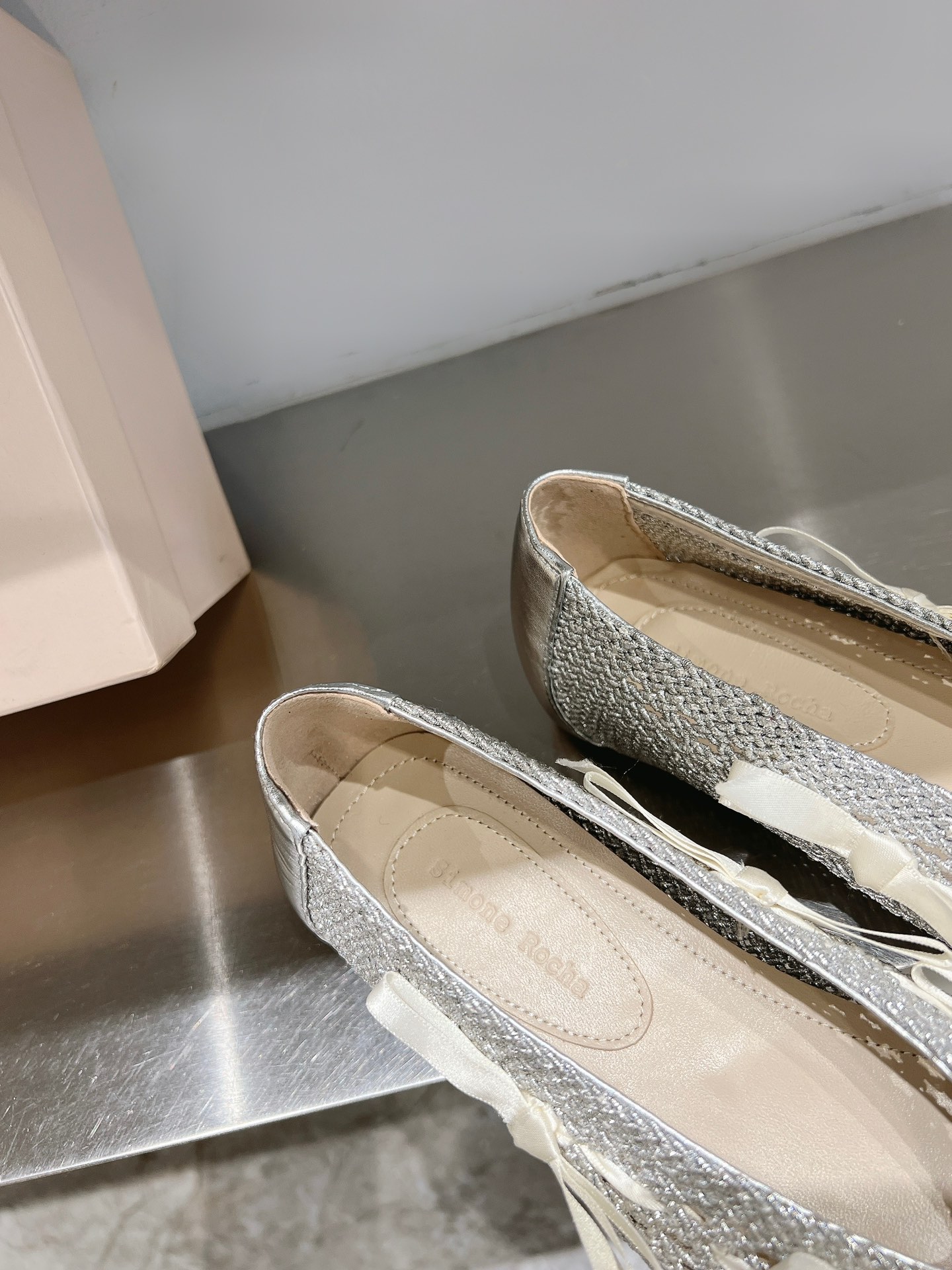 “Simone Rocha’s Unique Romantic Crochet Ballet Shoes: Plum Pearls, Butterflies, and Italian Fabrics” - 图片 8
