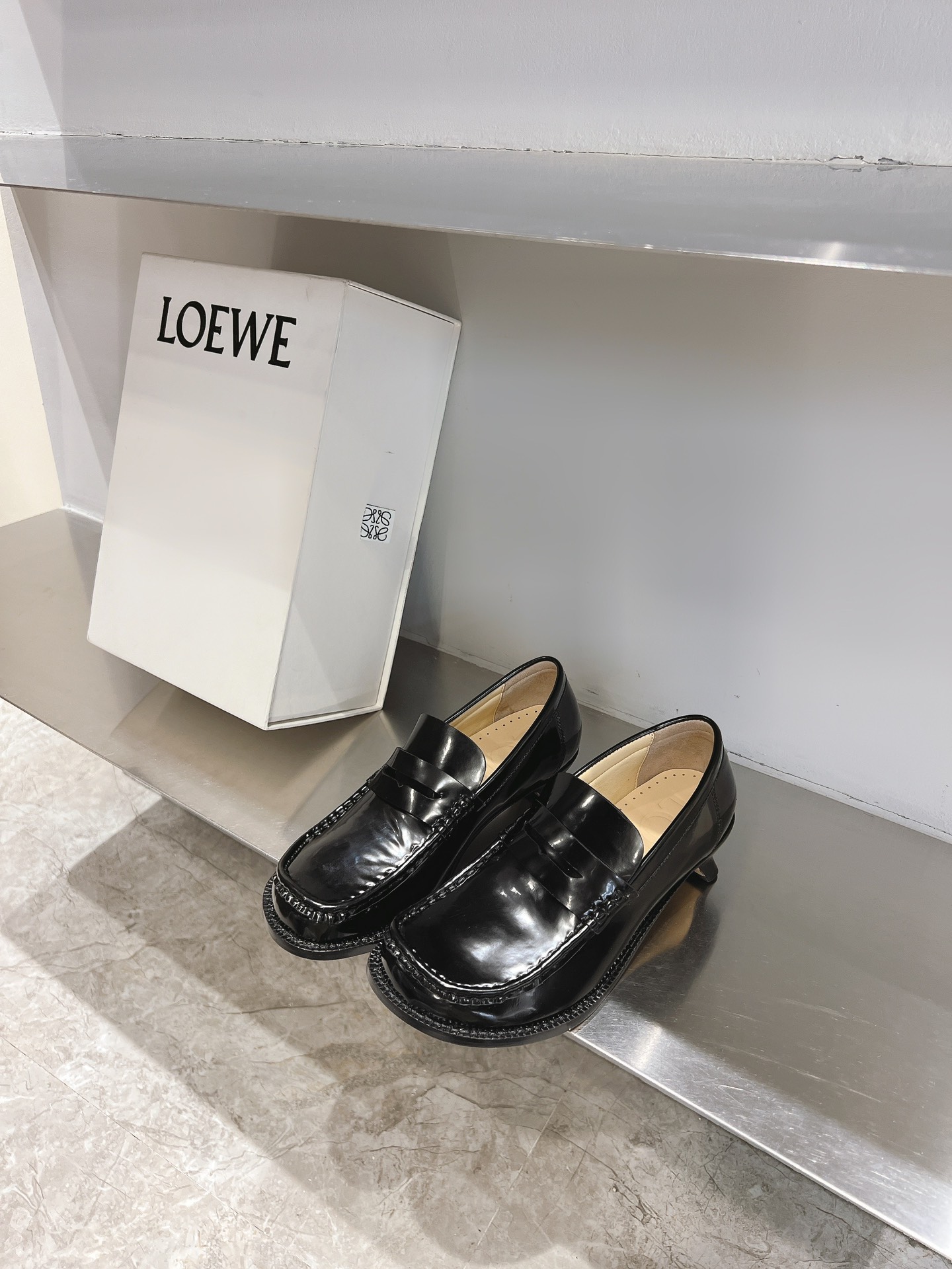 Loewe 2024 Shoe Collection: Campo Mary Jane with Unique Retro Sculpture - 图片 6
