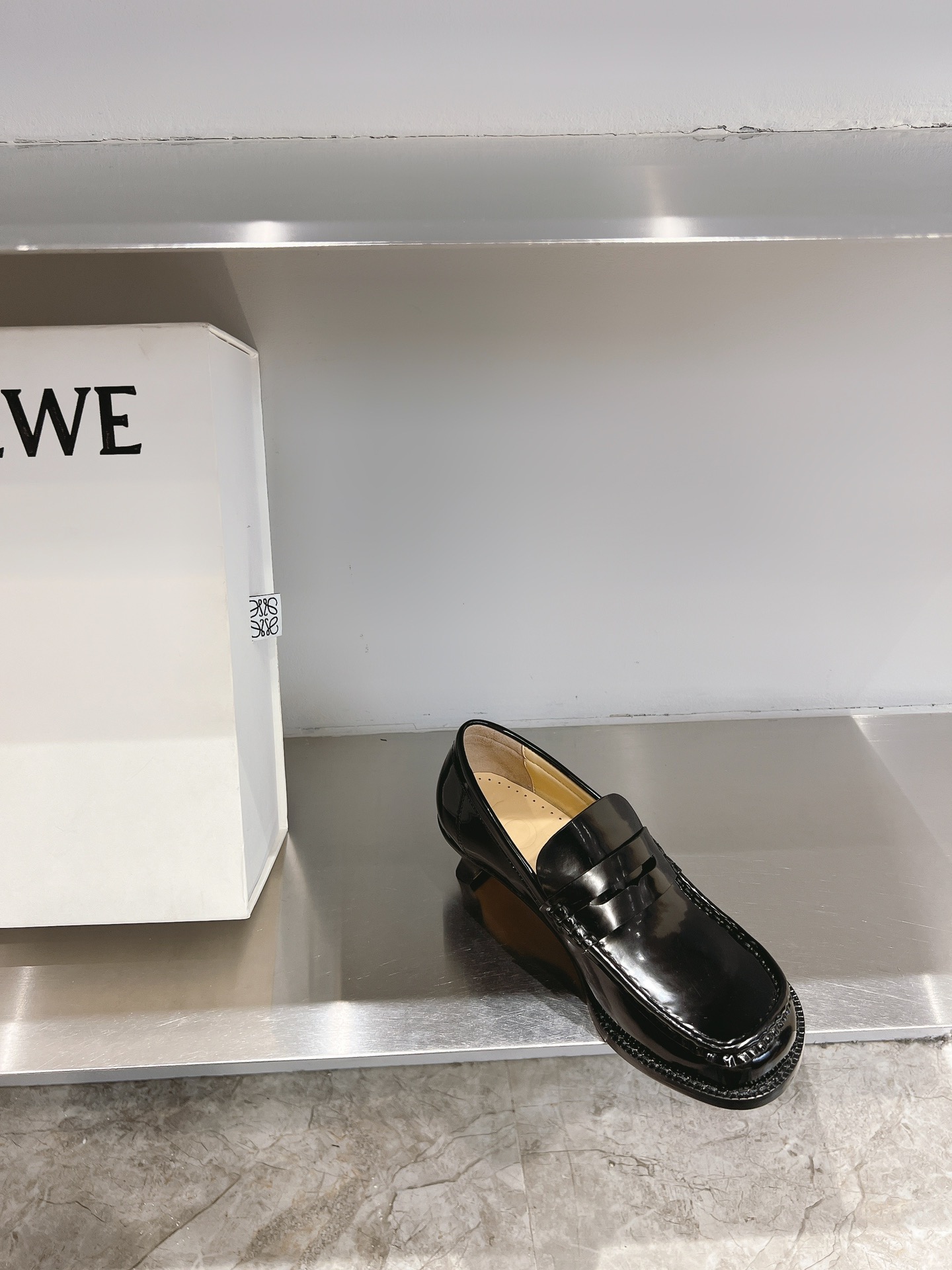 Loewe 2024 Shoe Collection: Campo Mary Jane with Unique Retro Sculpture - 图片 5