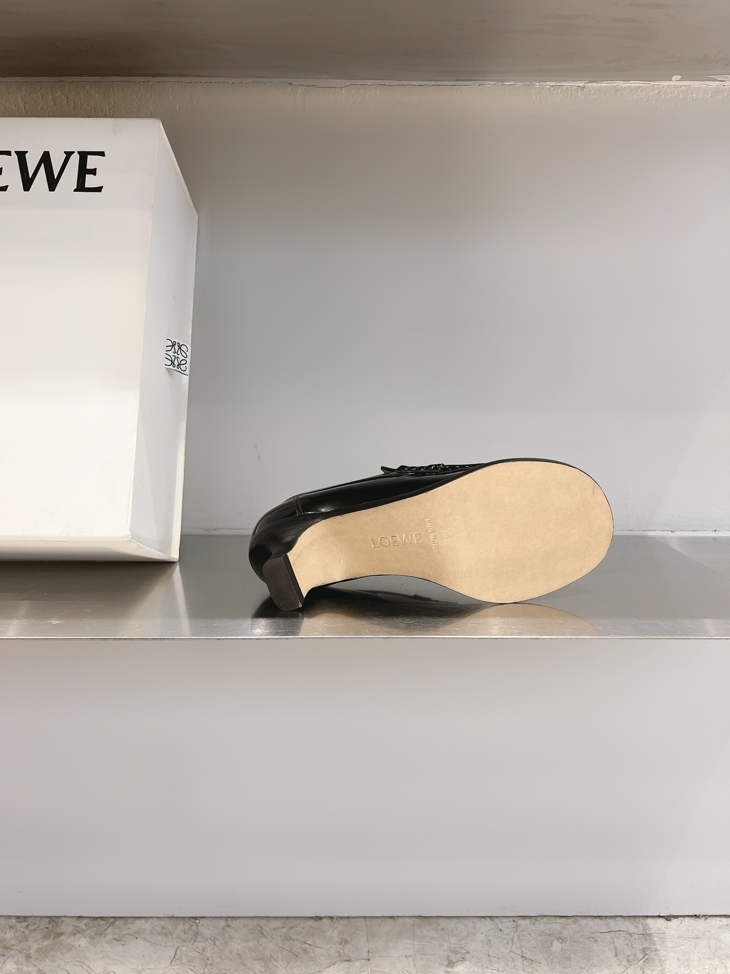 Loewe 2024 Shoe Collection: Campo Mary Jane with Unique Retro Sculpture - 图片 9
