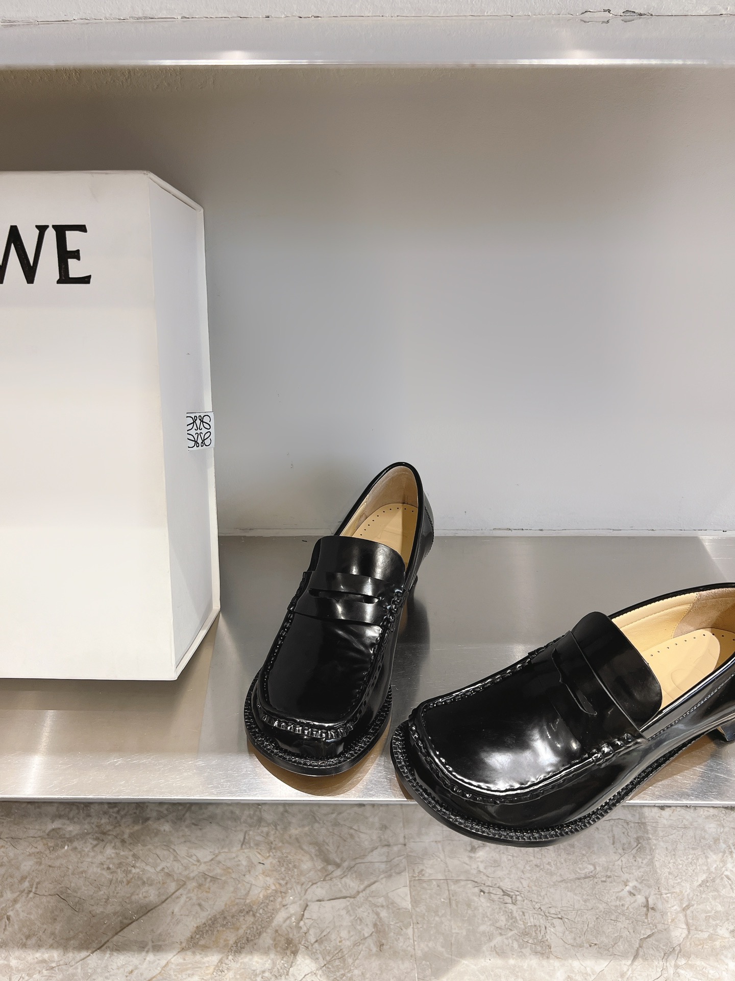 Loewe 2024 Shoe Collection: Campo Mary Jane with Unique Retro Sculpture - 图片 7