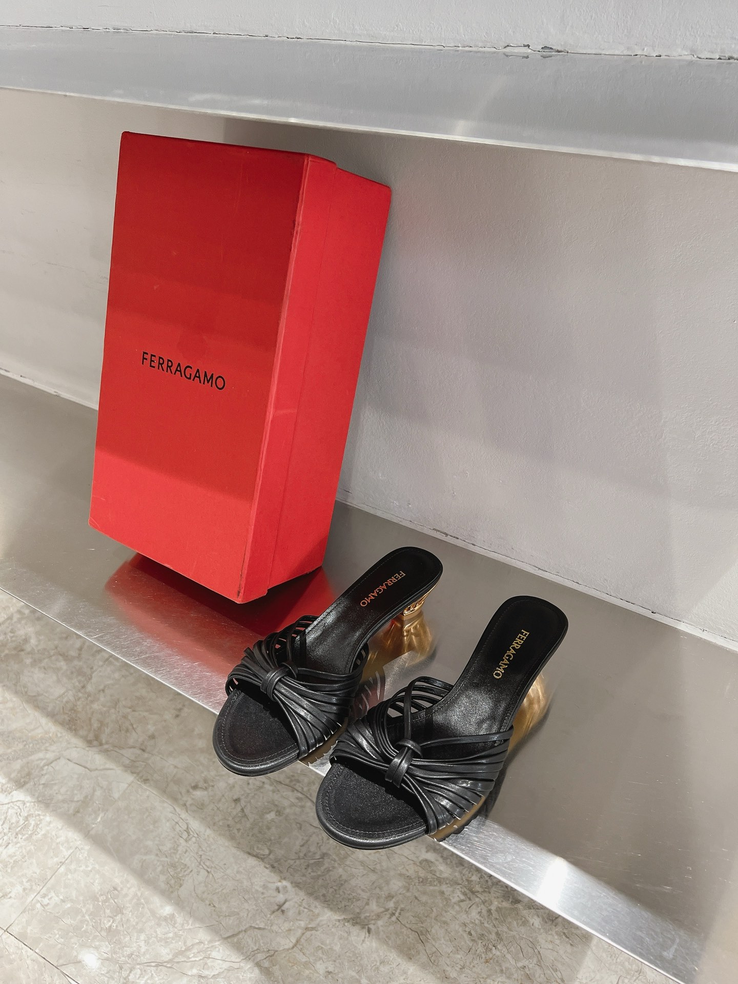 New Feragamo SS24 Shoes: Stylish Design with Leather Soles and Sheepskin Interior - 图片 5