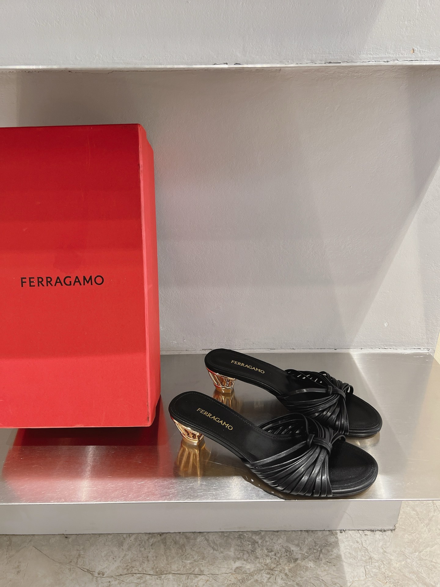 New Feragamo SS24 Shoes: Stylish Design with Leather Soles and Sheepskin Interior - 图片 2
