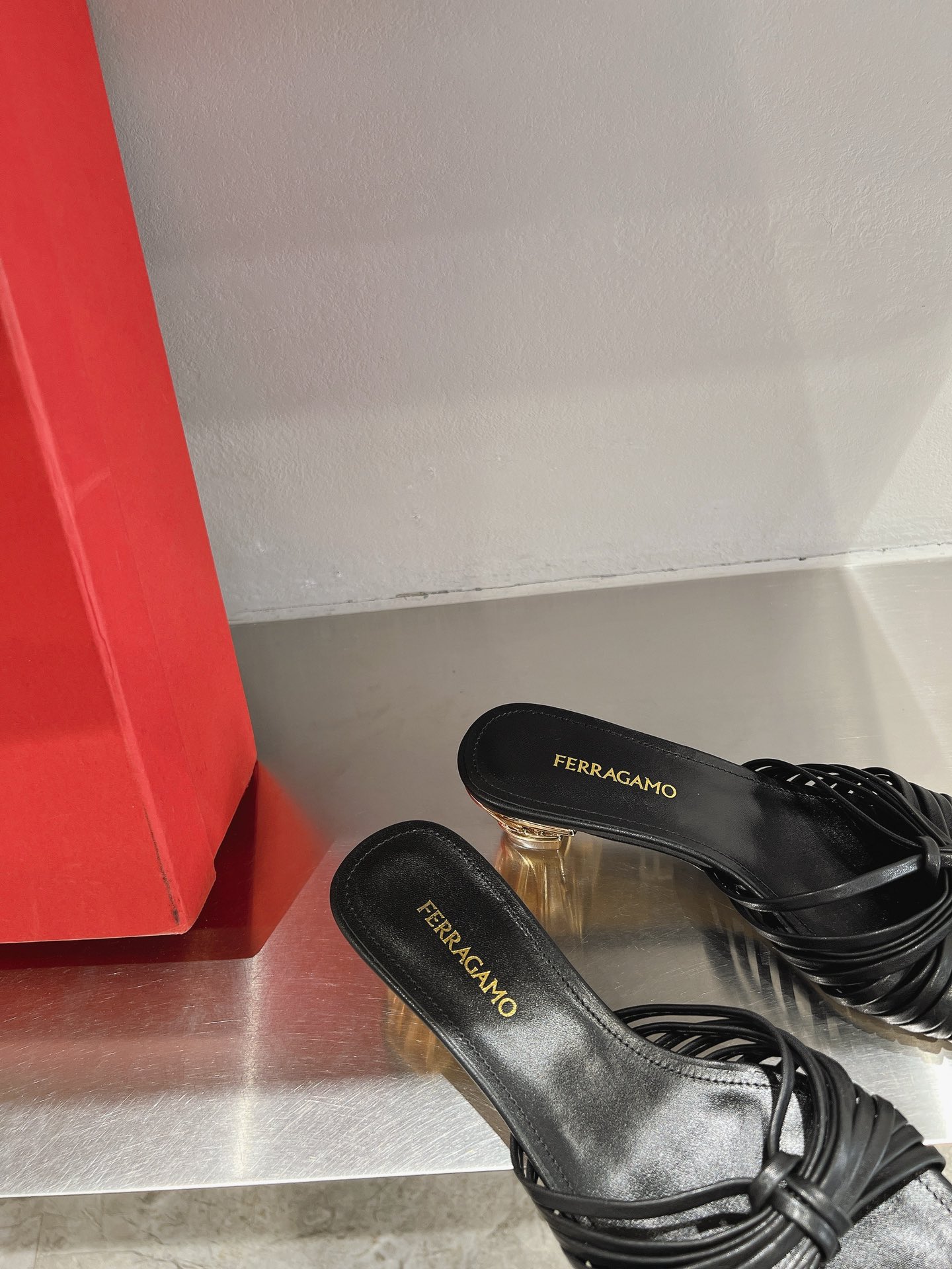 New Feragamo SS24 Shoes: Stylish Design with Leather Soles and Sheepskin Interior - 图片 8