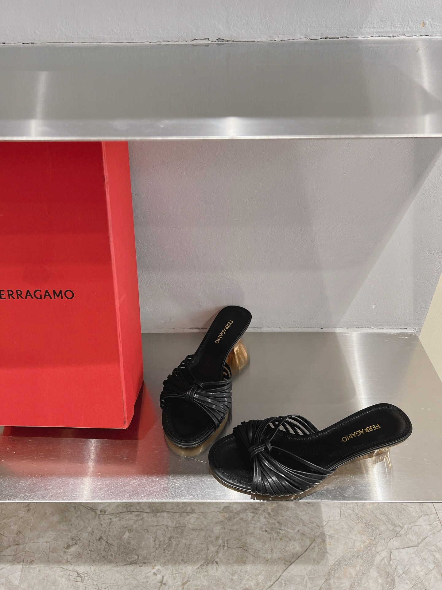New Feragamo SS24 Shoes: Stylish Design with Leather Soles and Sheepskin Interior - 图片 4