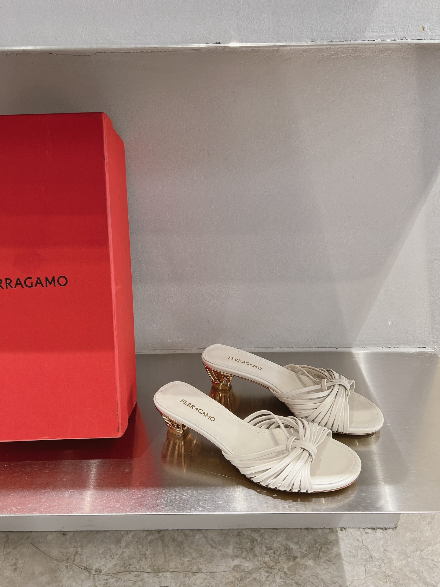 New Feragamo SS24 Shoes: Stylish Design with Quality Materials and Unique Details - 图片 2